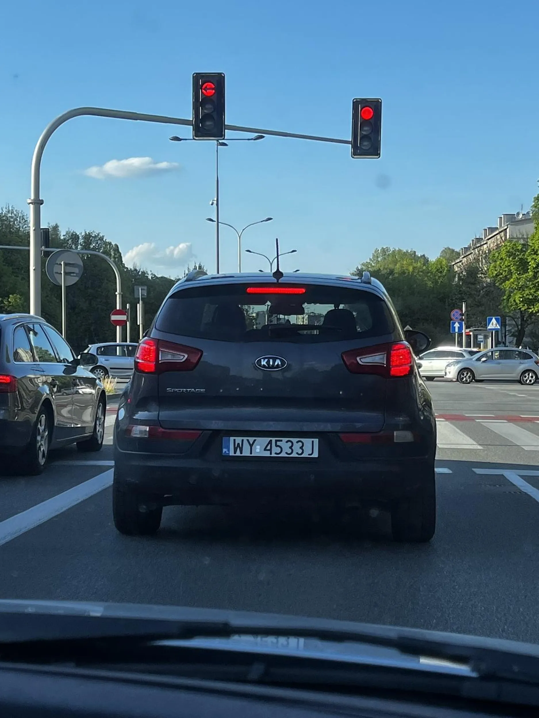Baba jeździ jak wariatka. Chyba ma jakieś problemy emocjonalne. UWAŻAĆ!