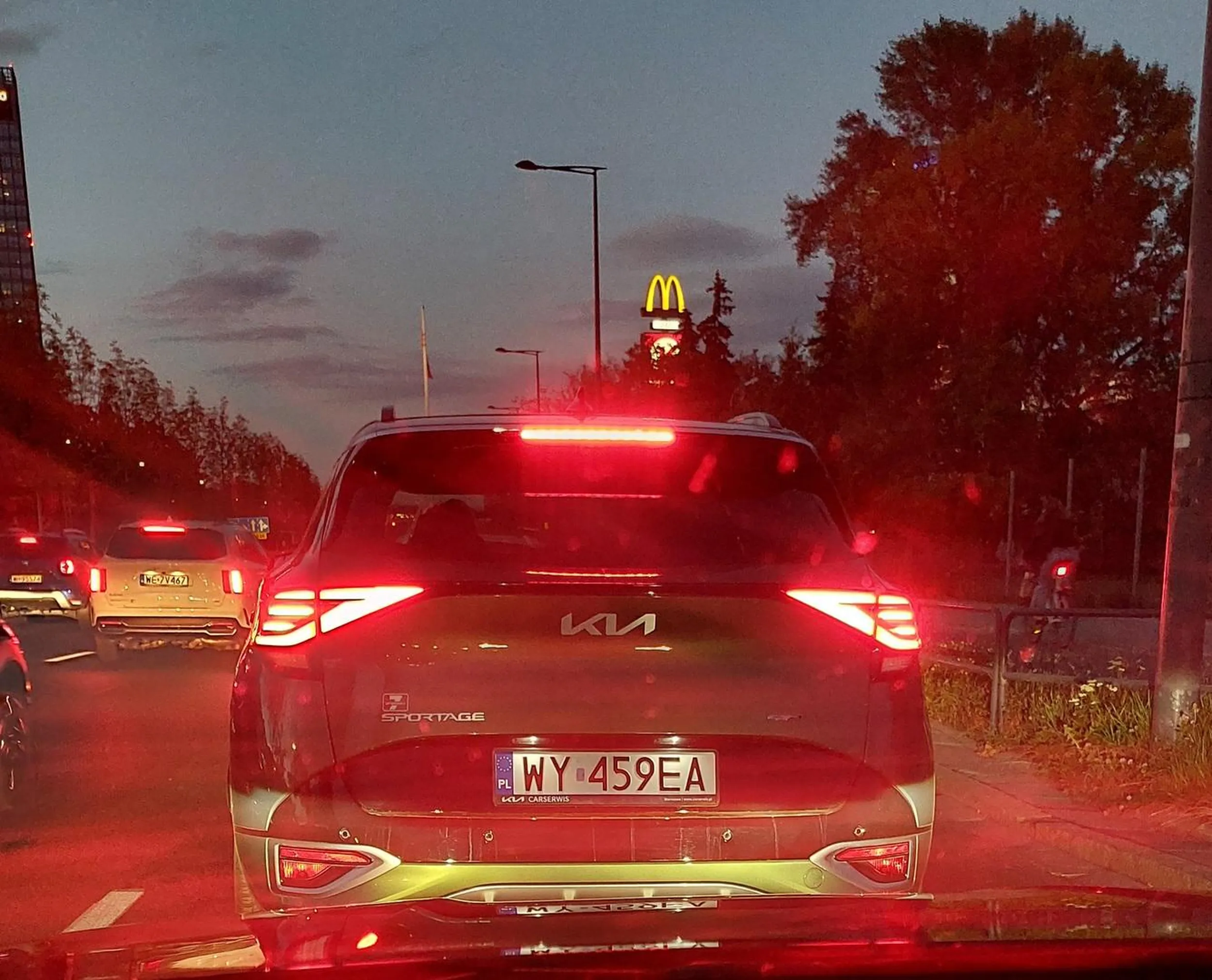 Typiara w pinglach zajeżdża drogę przy zmianie pasa i spycha prawie że na latarnię.