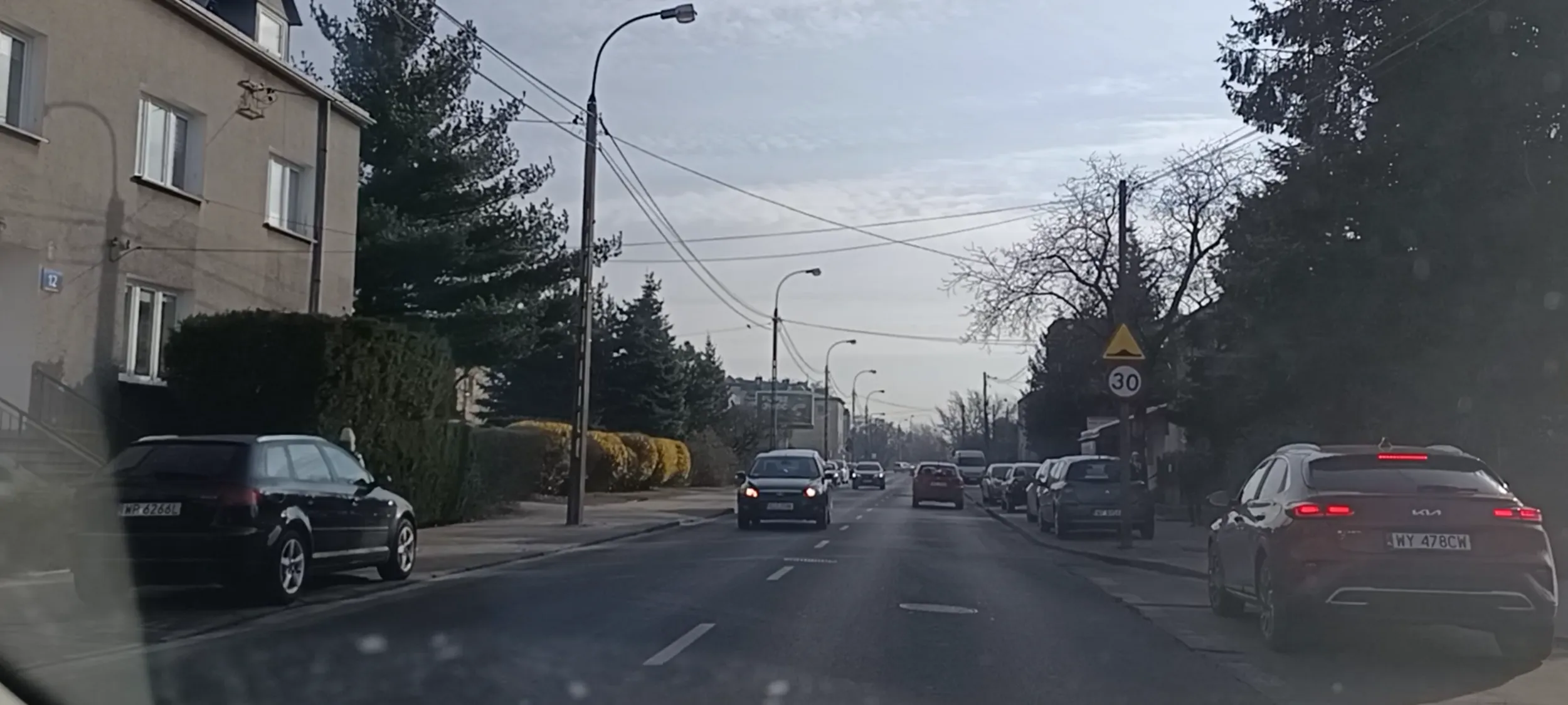 To pirat drogowy i kiedyś zabije swoge dzieci w dam chodzi. Tu zajechał mi drogę na skrzyżowaniu nie ustępując mi pierwszeństwa przejazdu a potem zaparkował sobie w zatoce przystanku autobusowego a obok jest dużo wolnych miejsc przy ulicy.