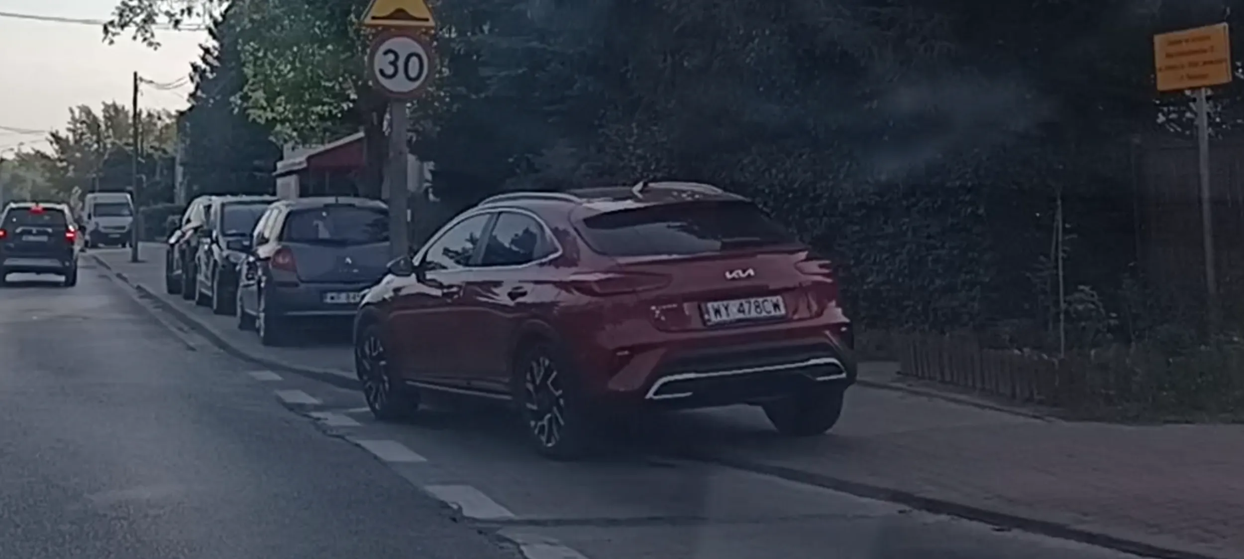 Badziewie zaparkowane w zatoce autobusowej i na chodniku nie pozostawił 1.5m odległości na przejście dla pieszych.