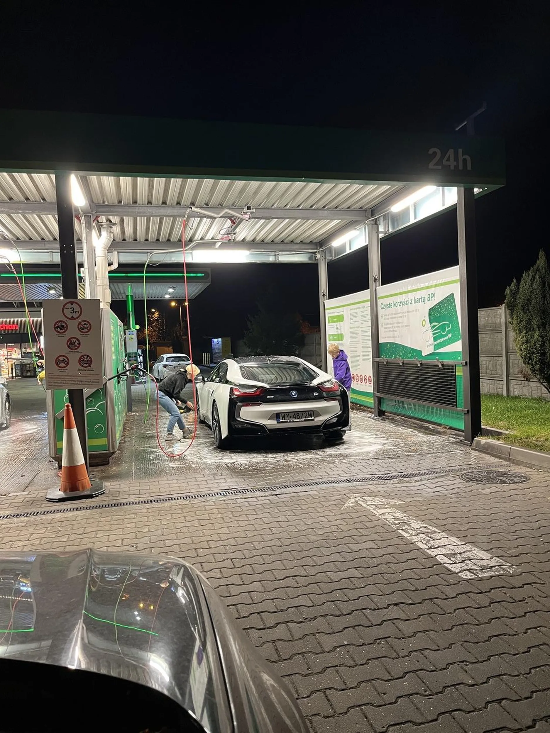 Na myjni bezdotykowej blokuje stanowisko bo musi całe auto dotrzeć do sucha, z każdym zakamarek. Człowiek kulturalnie prosi o zwolnienie stanowiska, to kobieta zaczyna rzucać mięsem...