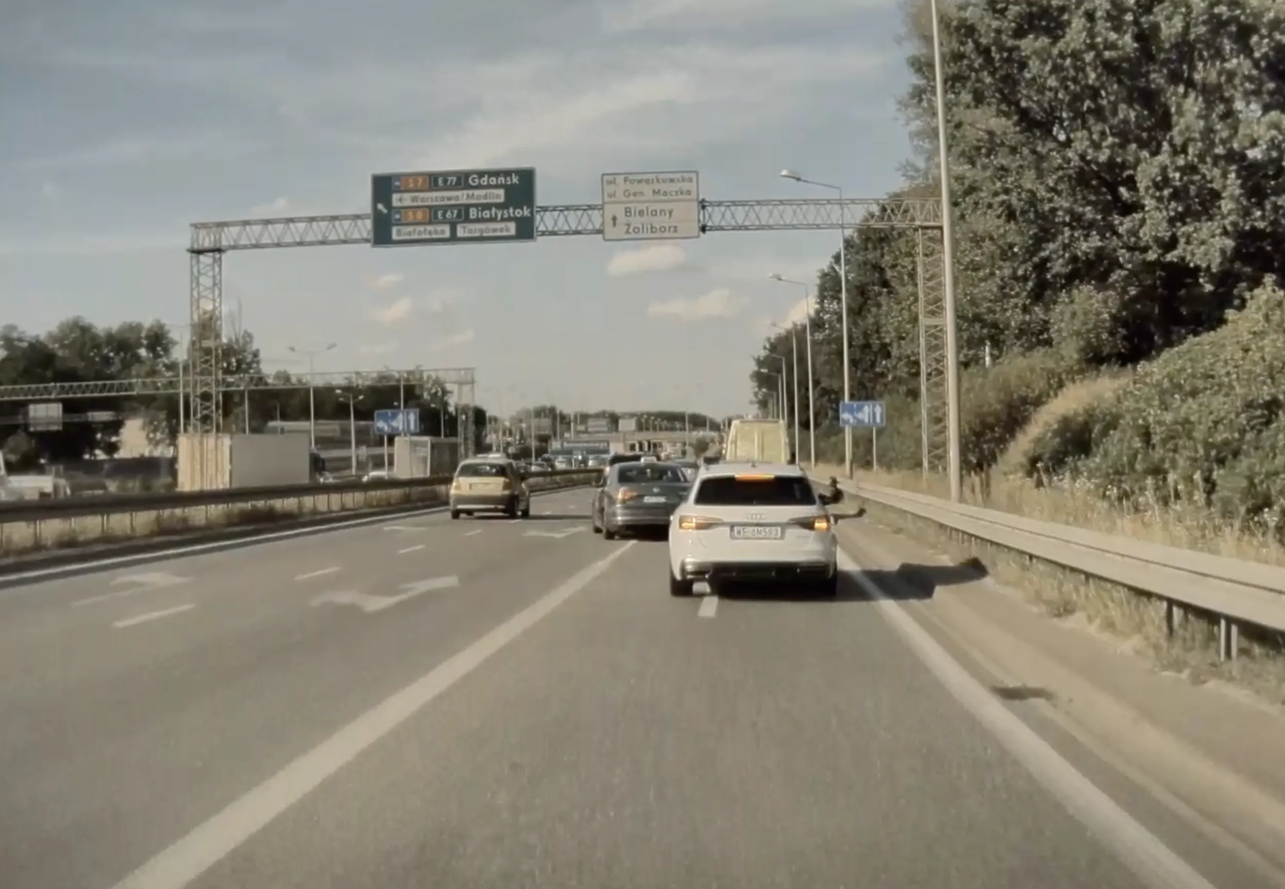 Nie można jeździć normalnie, tylko trzeba przed wszystkich się wpychać i jeździć przez linie ciągłe?