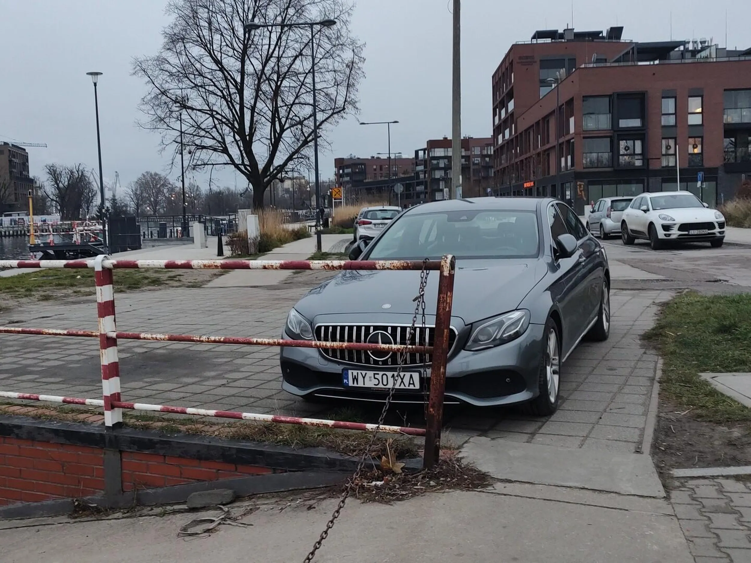 Bieda aż piszczy. Do czego ten kraj doprowadzono, że właścicieli mercedesów nie stać na oddalone o 200m (płatne) miesjce.