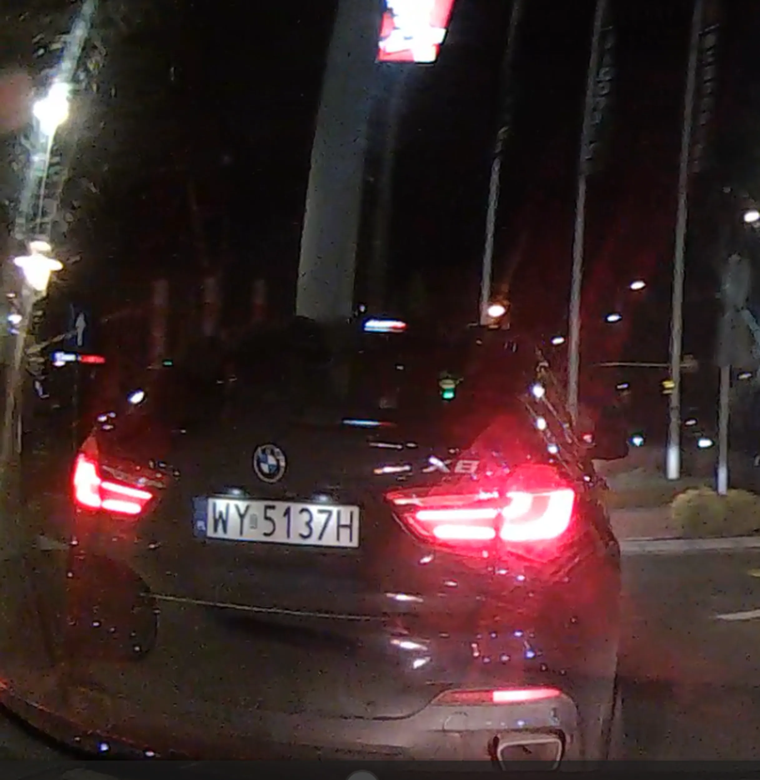 Typowy ......... z BMW. Wyjeżdżając z MCdonald z okna gdzie odbiera się zamówienia w Piasecznie wpycha się pod koła innego pojazdu doprowadzając prawie do kolizji. Typ nawet nie rozumie, że włącza się do ruchu i ma innych z prawej strony. Zero ogarnięcia na drodze, po zwróceniu uwagi uważa, że ma rację:) Typowy niedzielny kierowca nie potrafiący ogarnąć przepisów.