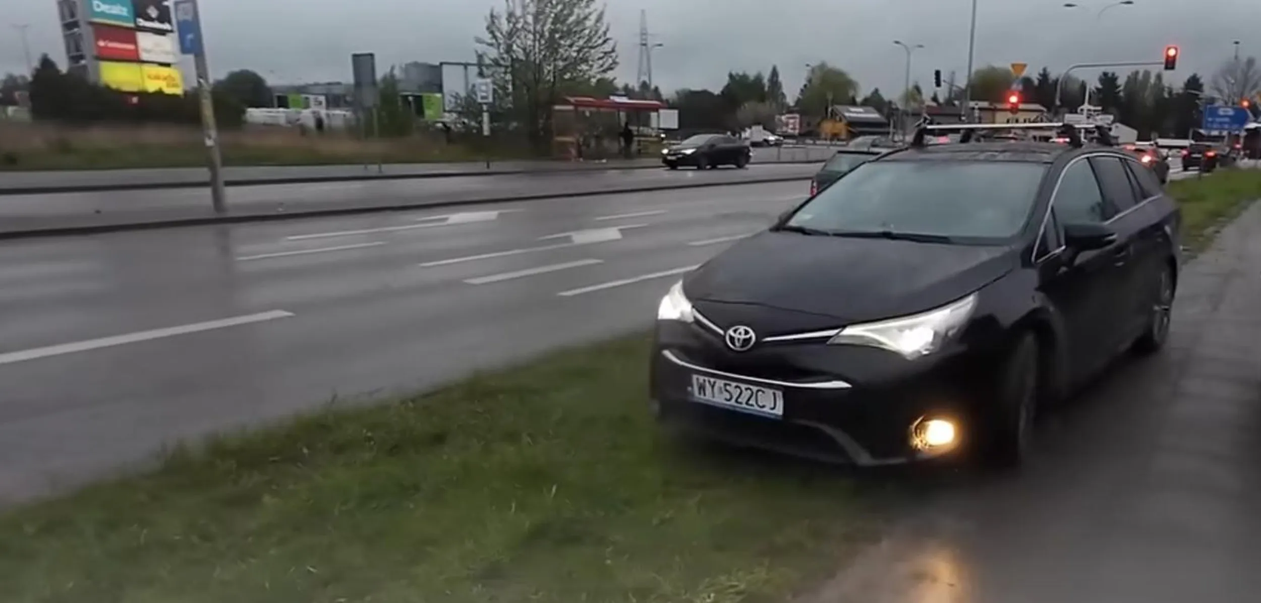 Ma ulice obok a jeździ chodnikiem i trawą.