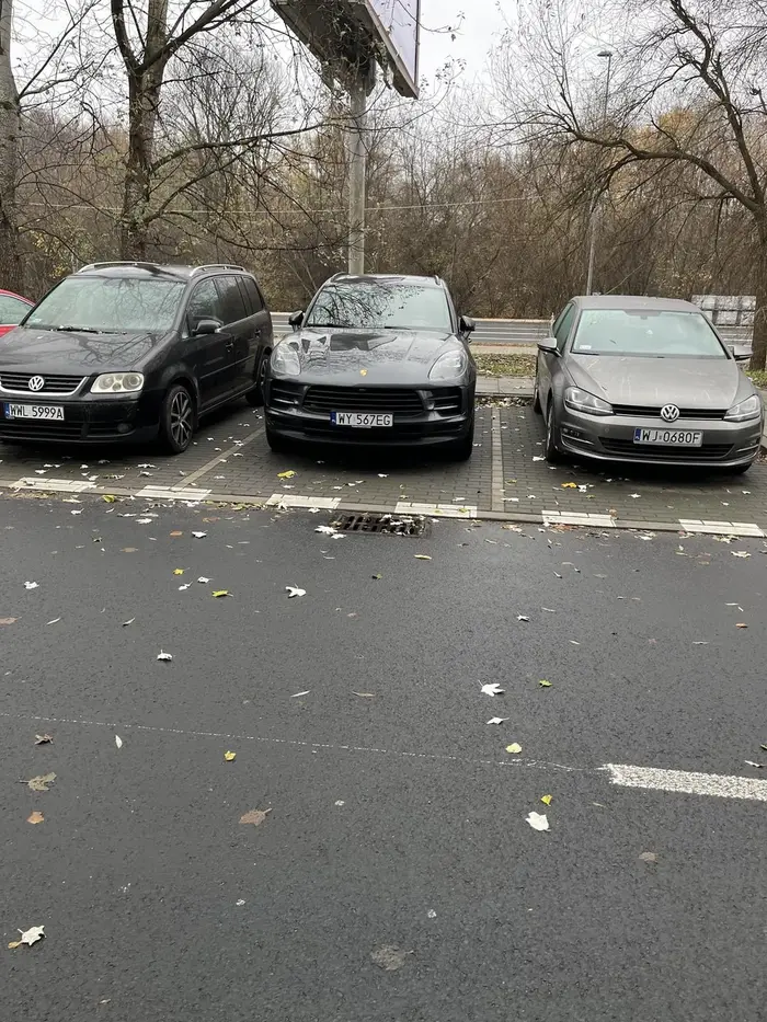 Pirat Drogowy! Wyminął mnie na rowerze z dużą prędkością w odlegości kilku centymetrów, po czym zahamował i zjechał na osiedle aby zaparkować pojazd