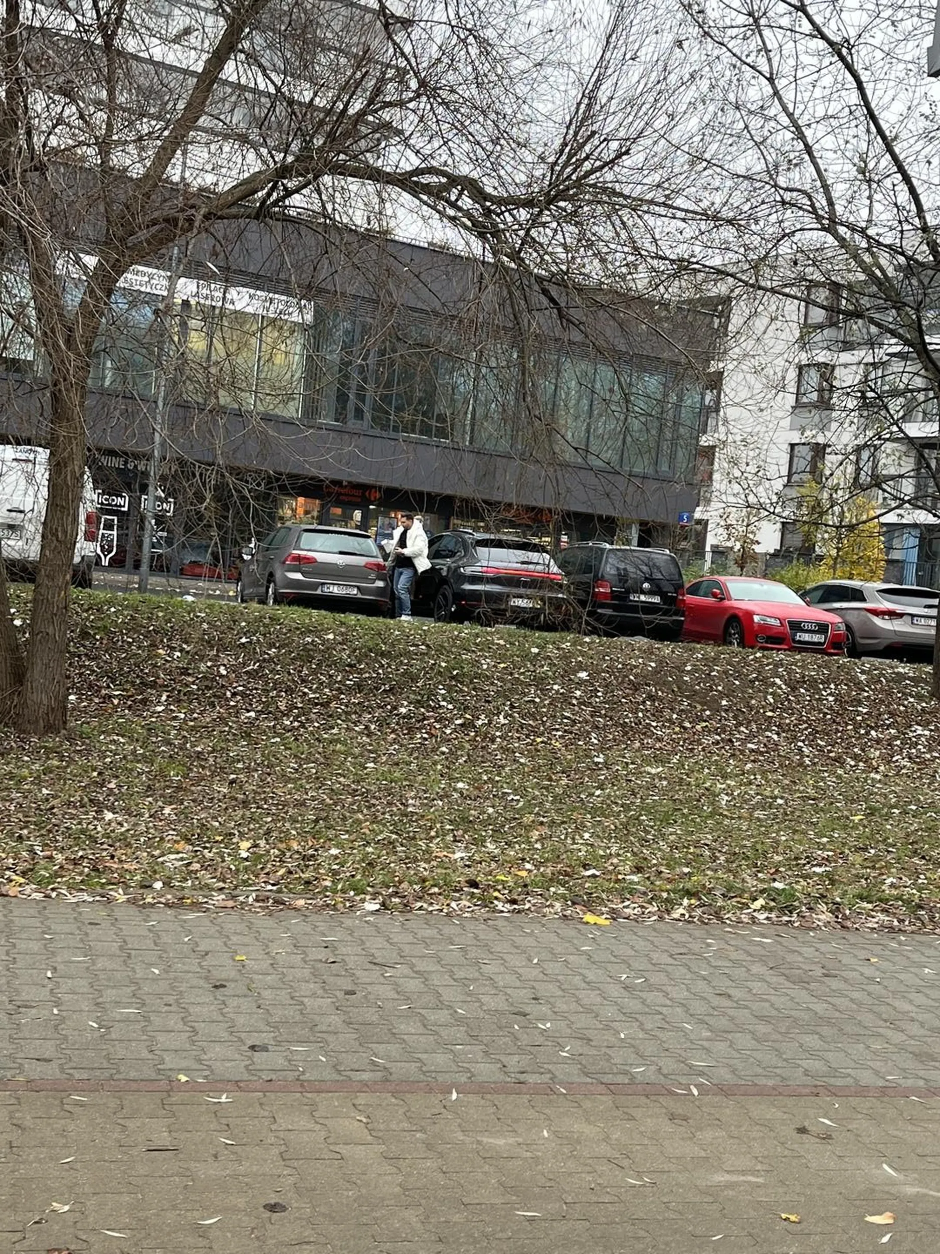 Pirat Drogowy! Wyminął mnie na rowerze z dużą prędkością w odlegości kilku centymetrów, po czym zahamował i zjechał na osiedle aby zaparkować pojazd