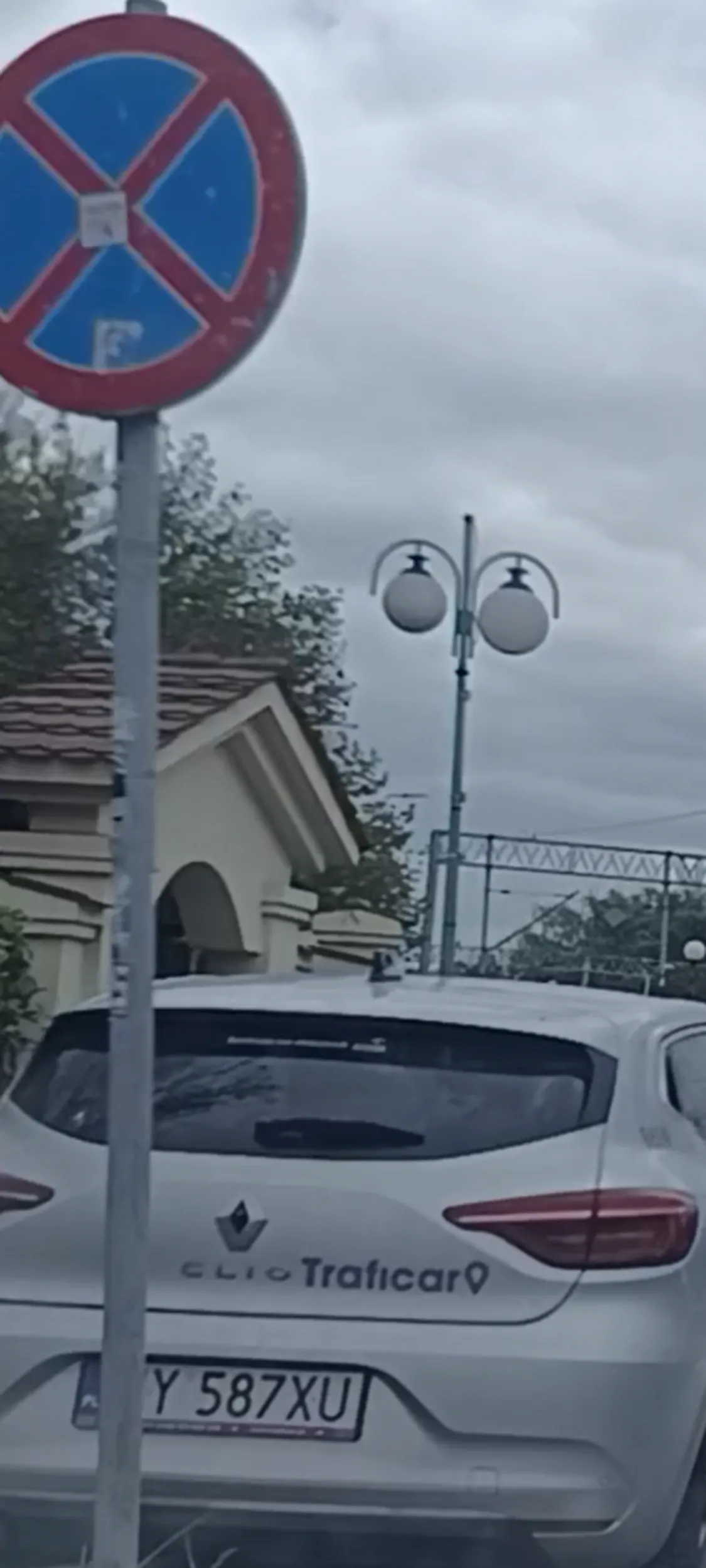 Szmaciarz stoi na chodniku na zakazie zatrzymywania się i postoju B-36