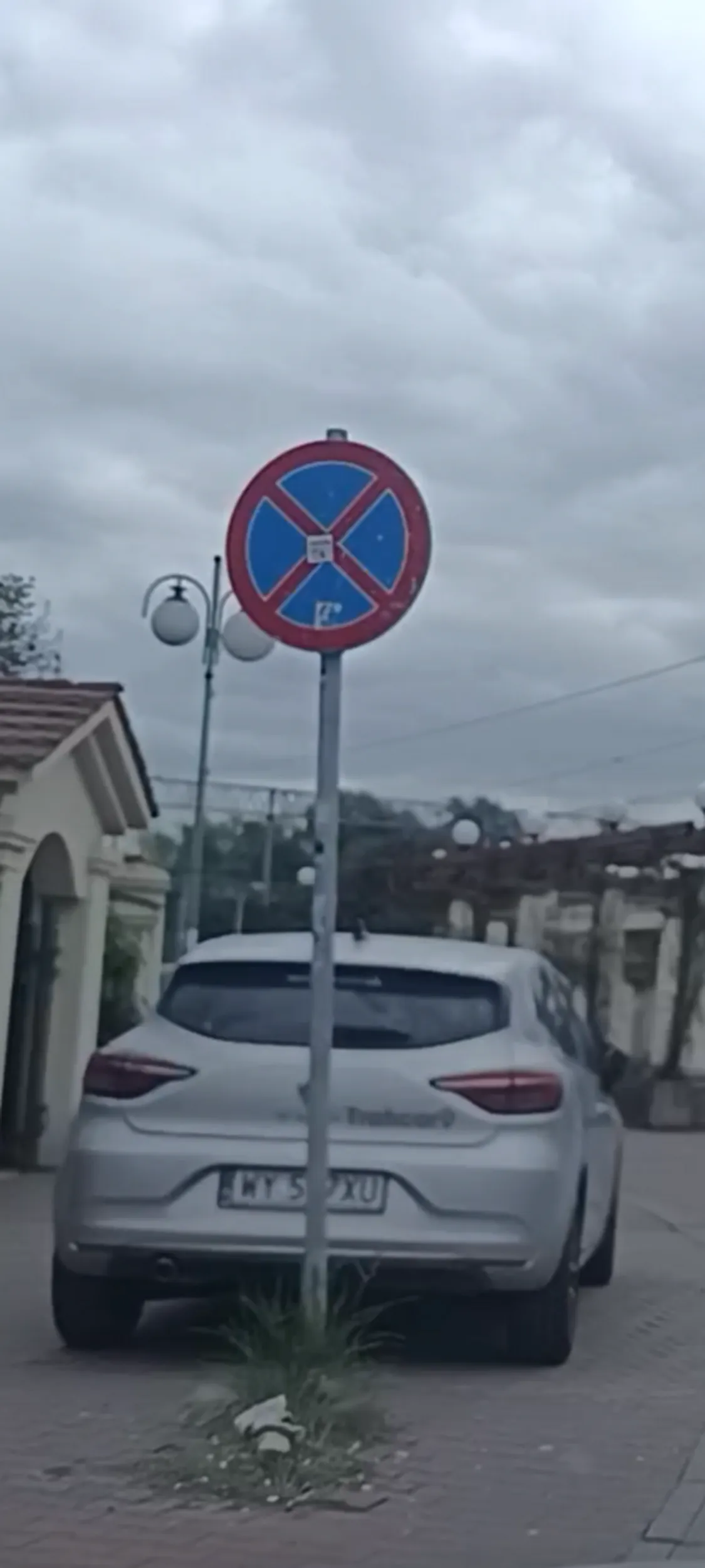 Szmaciarz stoi na chodniku na zakazie zatrzymywania się i postoju B-36