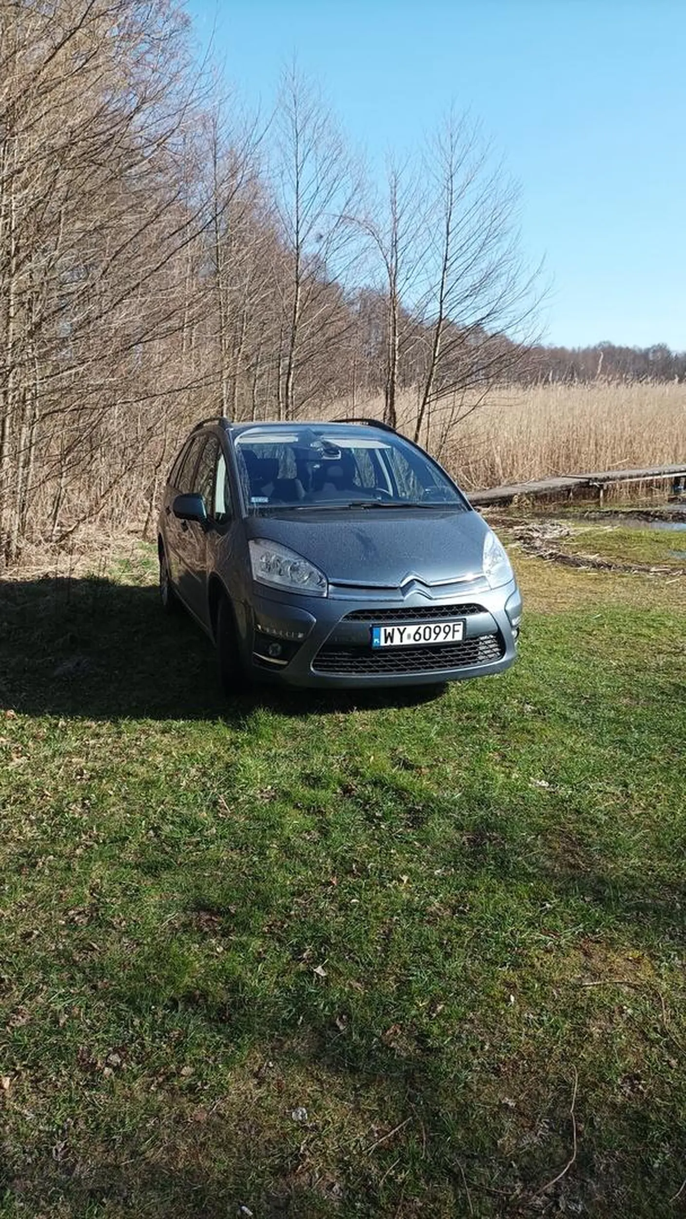 Minął trzy znaki "Teren prywatny" i "Zakaz wjazdu". Polecam jeszcze wjechać do samego jeziora jak jest za daleko.