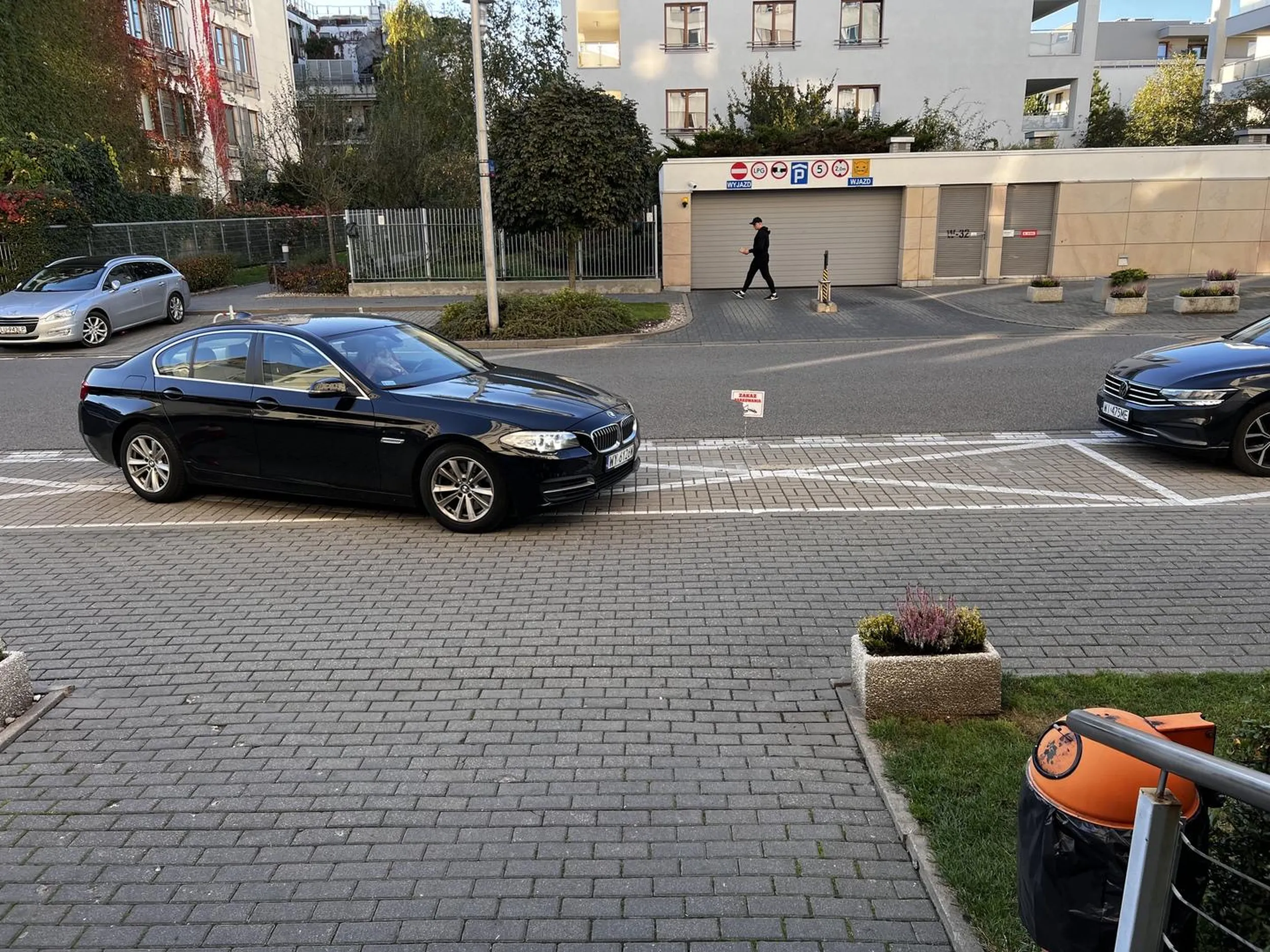 Kierowca nie zwraca uwagi na znaki drogowe. Zajmuje prywatne miejsce postojowe.