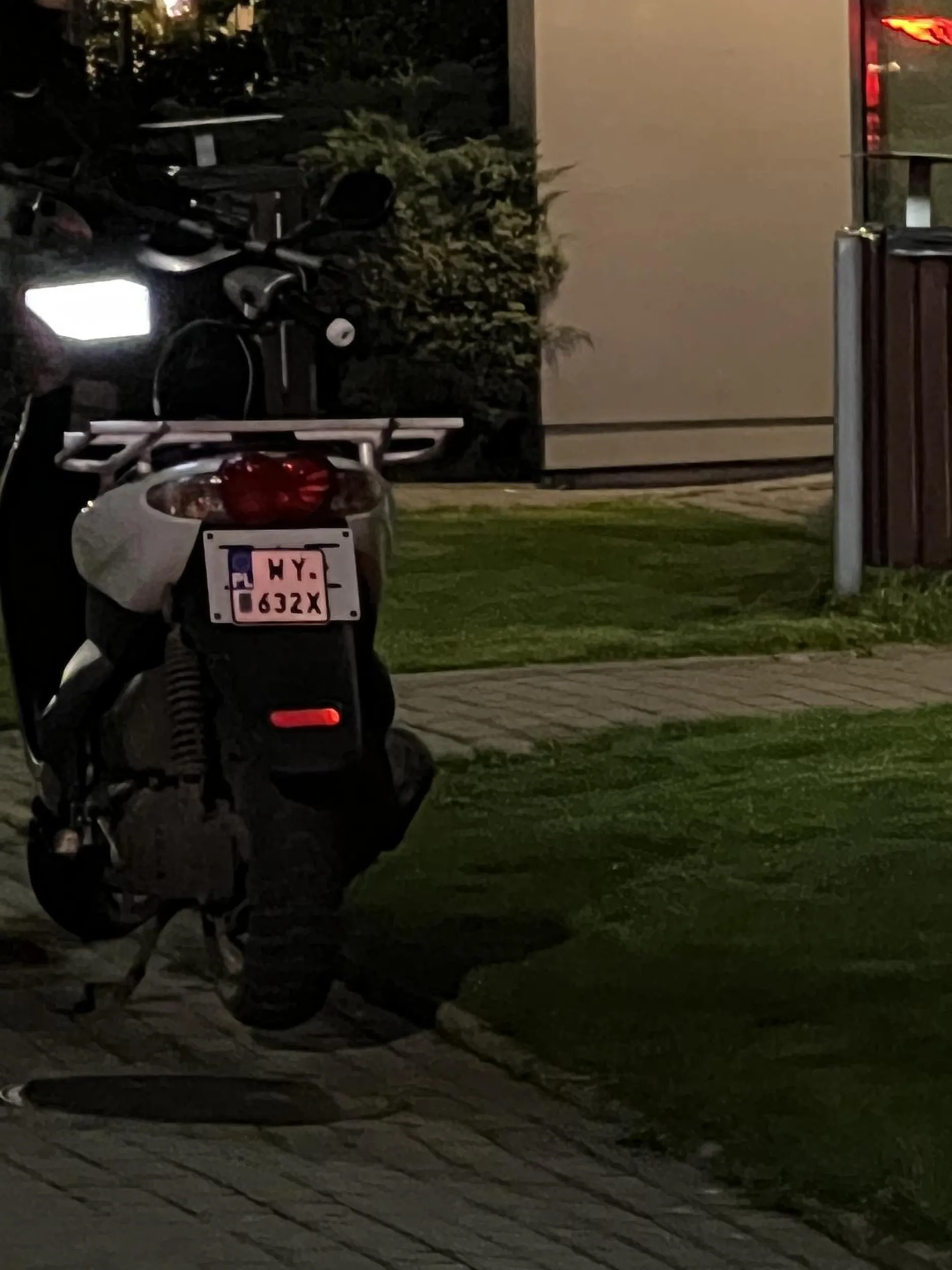 Kierowca tego pojazdu nie stosuje się do znaków drogowych i zastawia prywatne miejsce postojowe. Zachowuje się w sposób ignorancki i bezczelny na informacje, ze zastawia prywatną własność. Dopiero interwencja ochrony dała rezultat i przestawił pojazd. Kierowca Wolt.