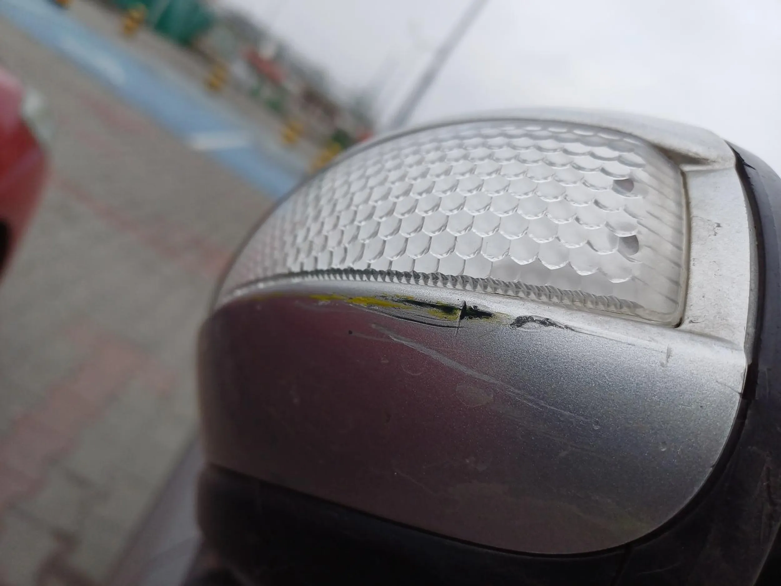 Kobieta zarysowała lusterko w moim samochodzie, zahaczając swoim lusterkiem i odeszła. Radzę uważać. Gdzie? Parking auchan modlińska w Warszawie. Kiedy 1.03.2024 godzina 6:52.