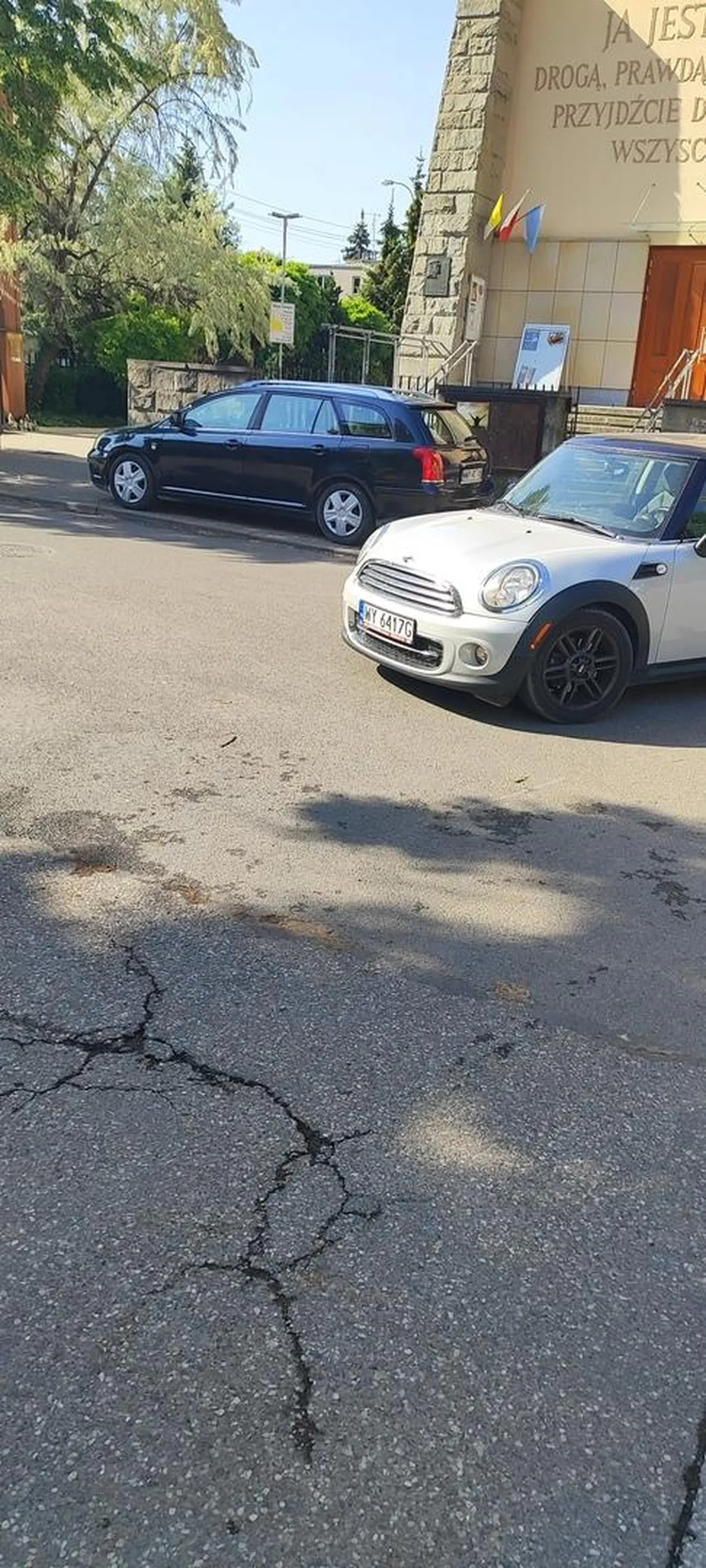 Psychopata! pryska gazem innych kierowców i ucieka.