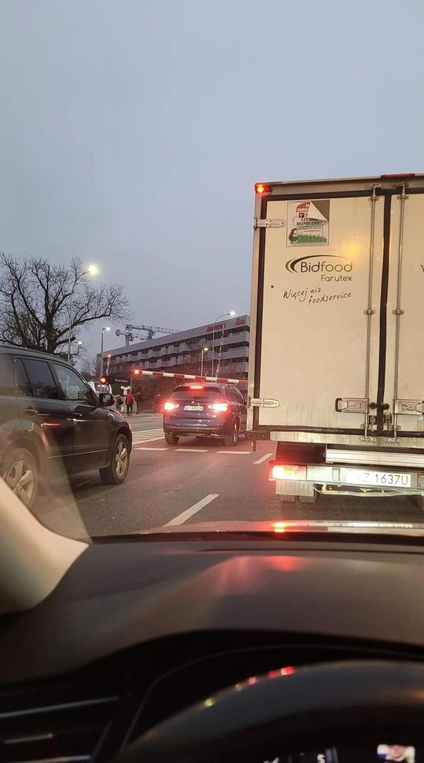 Tępa strzała zablokowała pół miasta bo się jej spieszyło i wjechała na przejazd przy opuszczających się rogatkach…