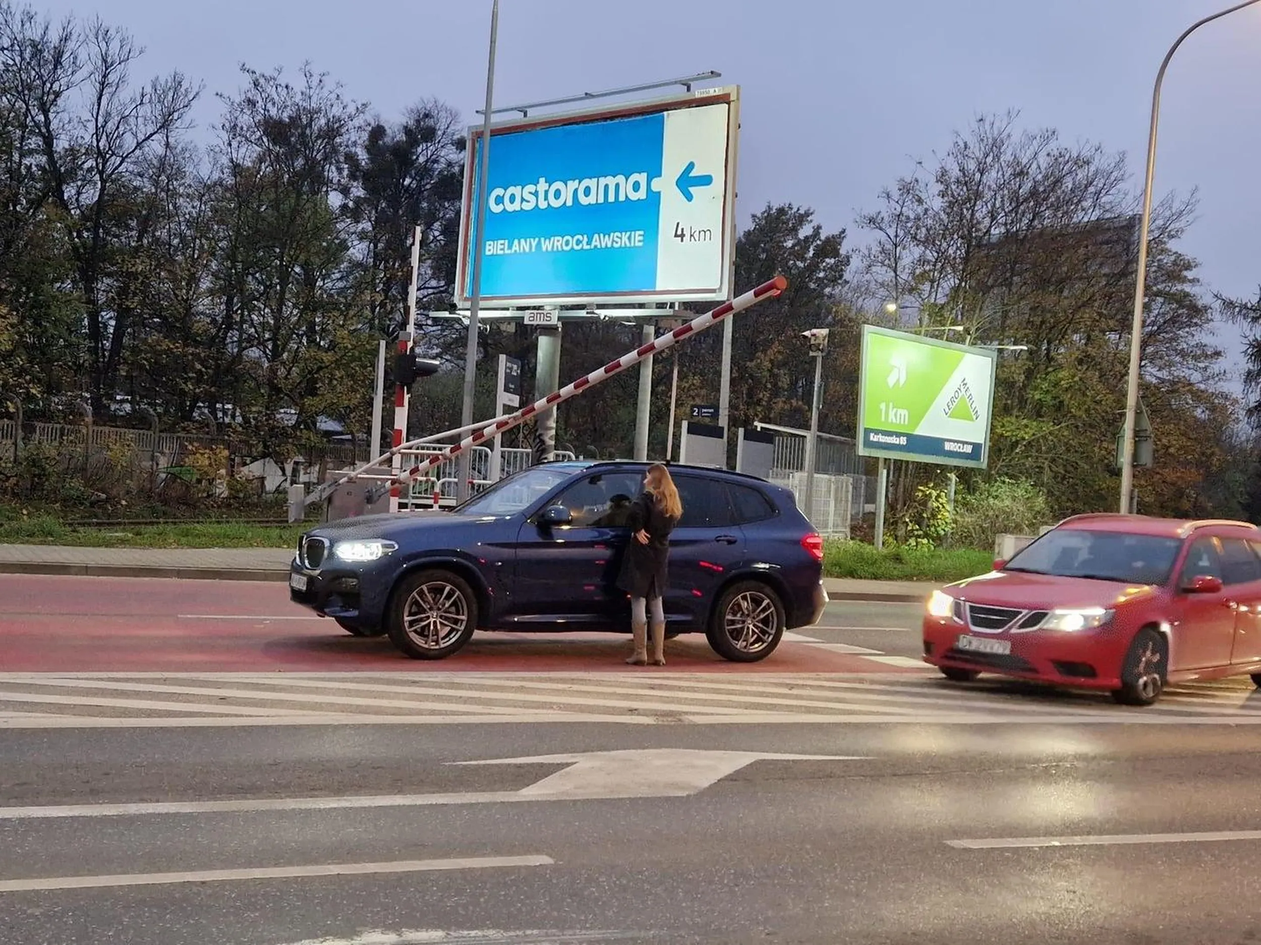 Tępa strzała zablokowała pół miasta bo się jej spieszyło i wjechała na przejazd przy opuszczających się rogatkach…