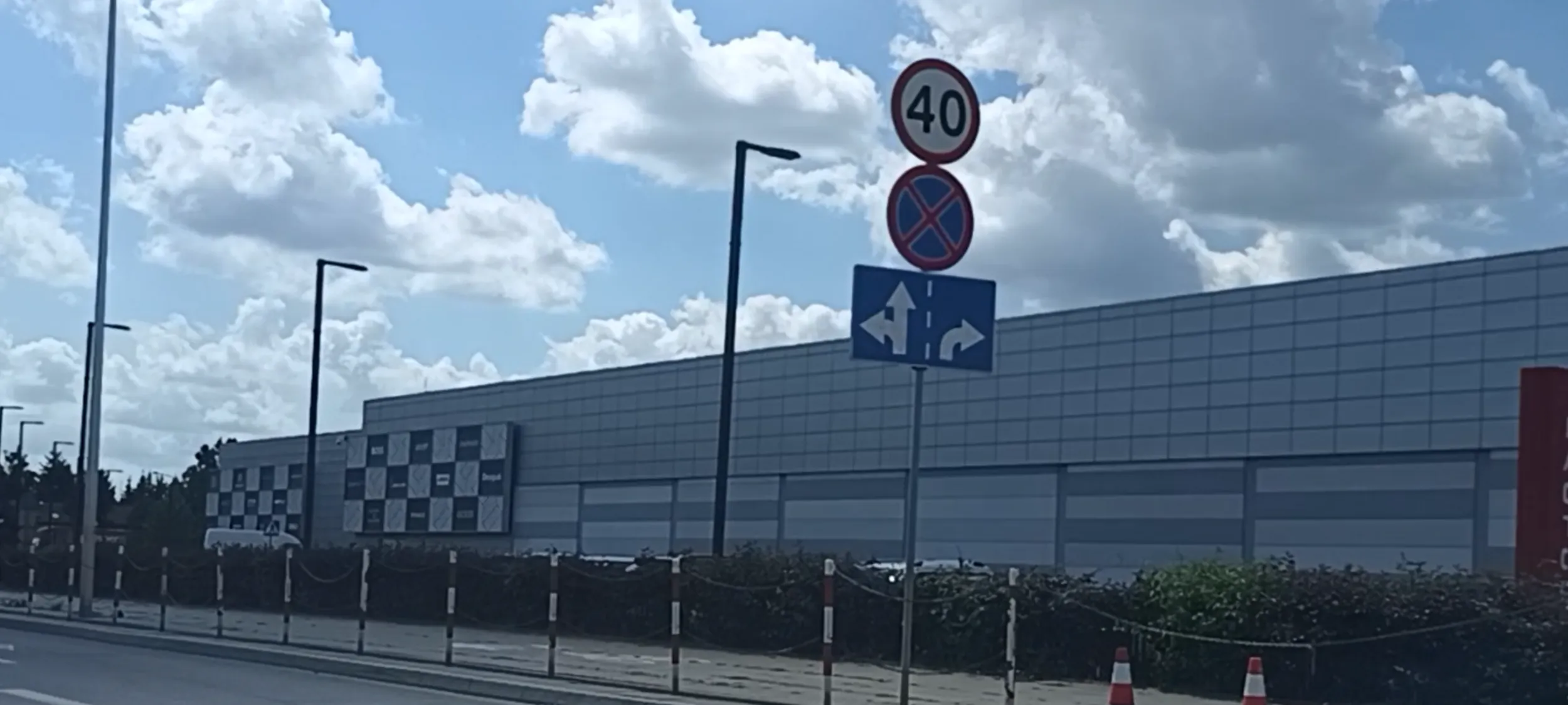 Bandyta drogowy przekracza prędkość 40kmh i zajeżdża drogę na pasie ruchu do jazdy prosto zamiast skręcić w prawo  z prawego pasa jak nakazuje znak na jezdni na tablicy.