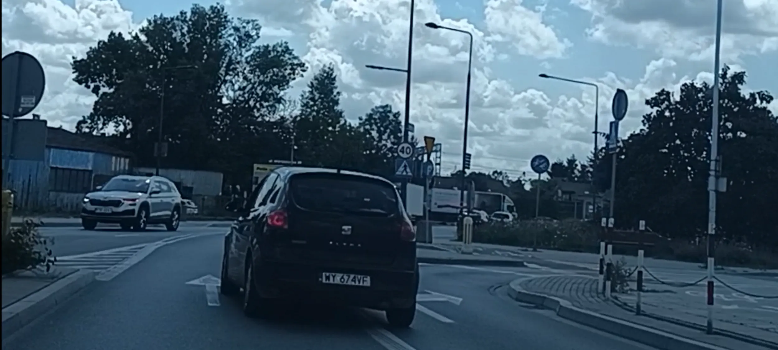 Bandyta drogowy przekracza prędkość 40kmh i zajeżdża drogę na pasie ruchu do jazdy prosto zamiast skręcić w prawo  z prawego pasa jak nakazuje znak na jezdni na tablicy.