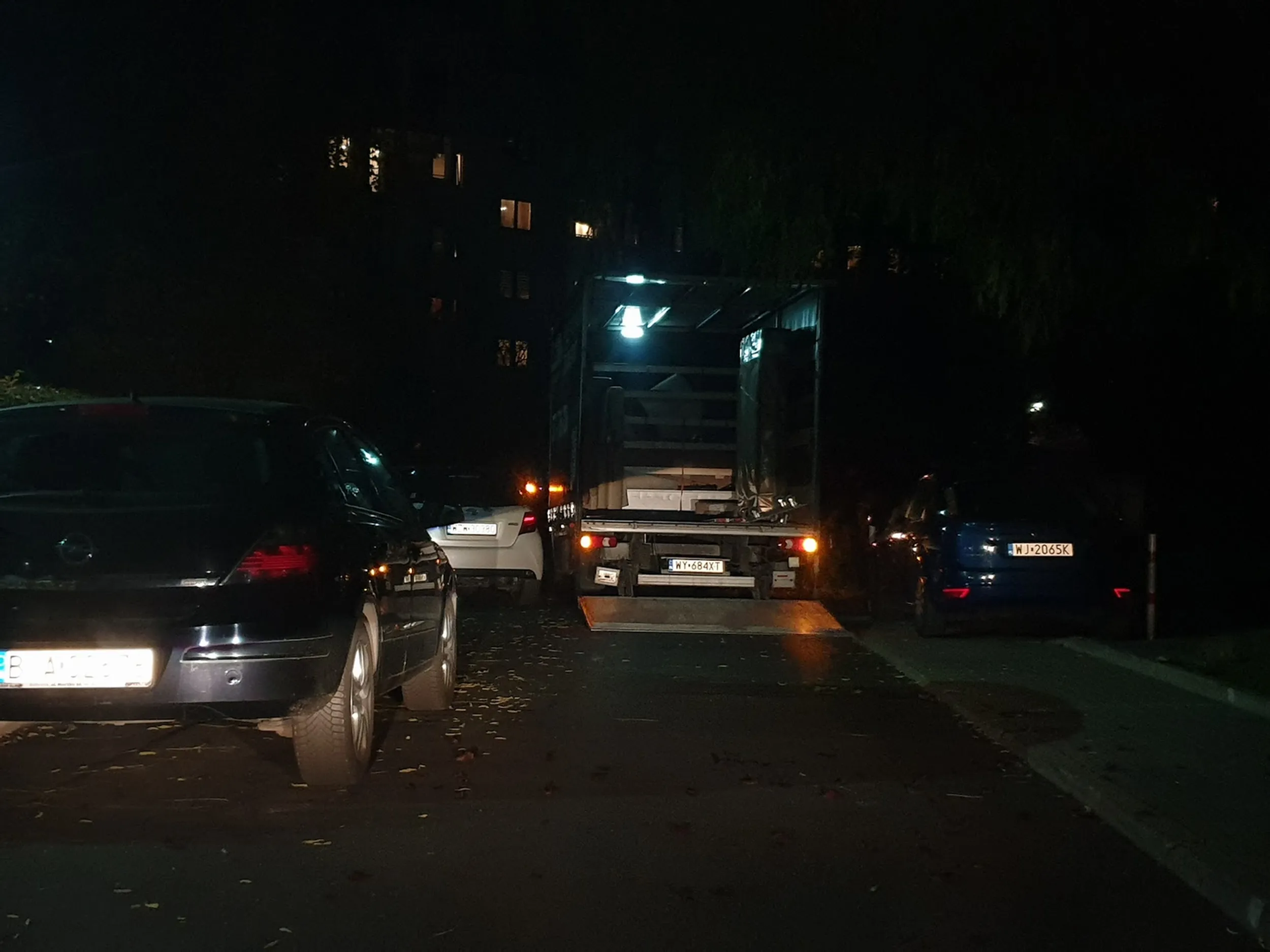 Kierowca, bardzo inteligentnie, zablokował jedyny wyjazd z osiedla na kilkanaście minut używając zamiast mózgu świateł awaryjnych