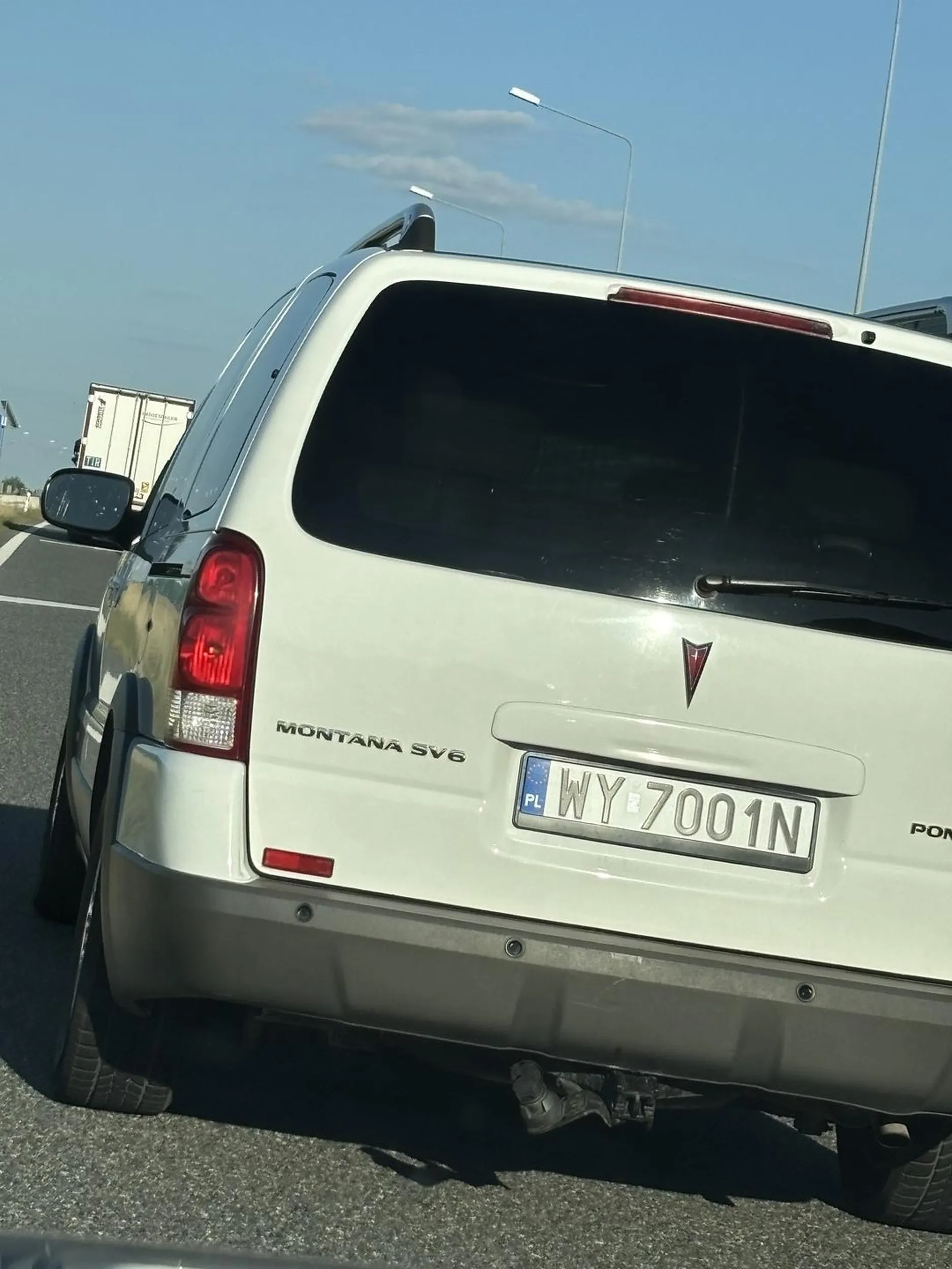 Radzę uważać na tego szeryfa lewego pasa, przy zjeździe z autostrady stojąc na prawym pasie, gdy zobaczył w lusterku że zbliża  się inne auto, które mogłoby go wyprzedzić zajechał po chamsku lewy pas, po czym stał na nim nie poruszając się do przodu. Uważaj kolego, bo kiedyś możesz się natknąć za takie zachowanie ;)