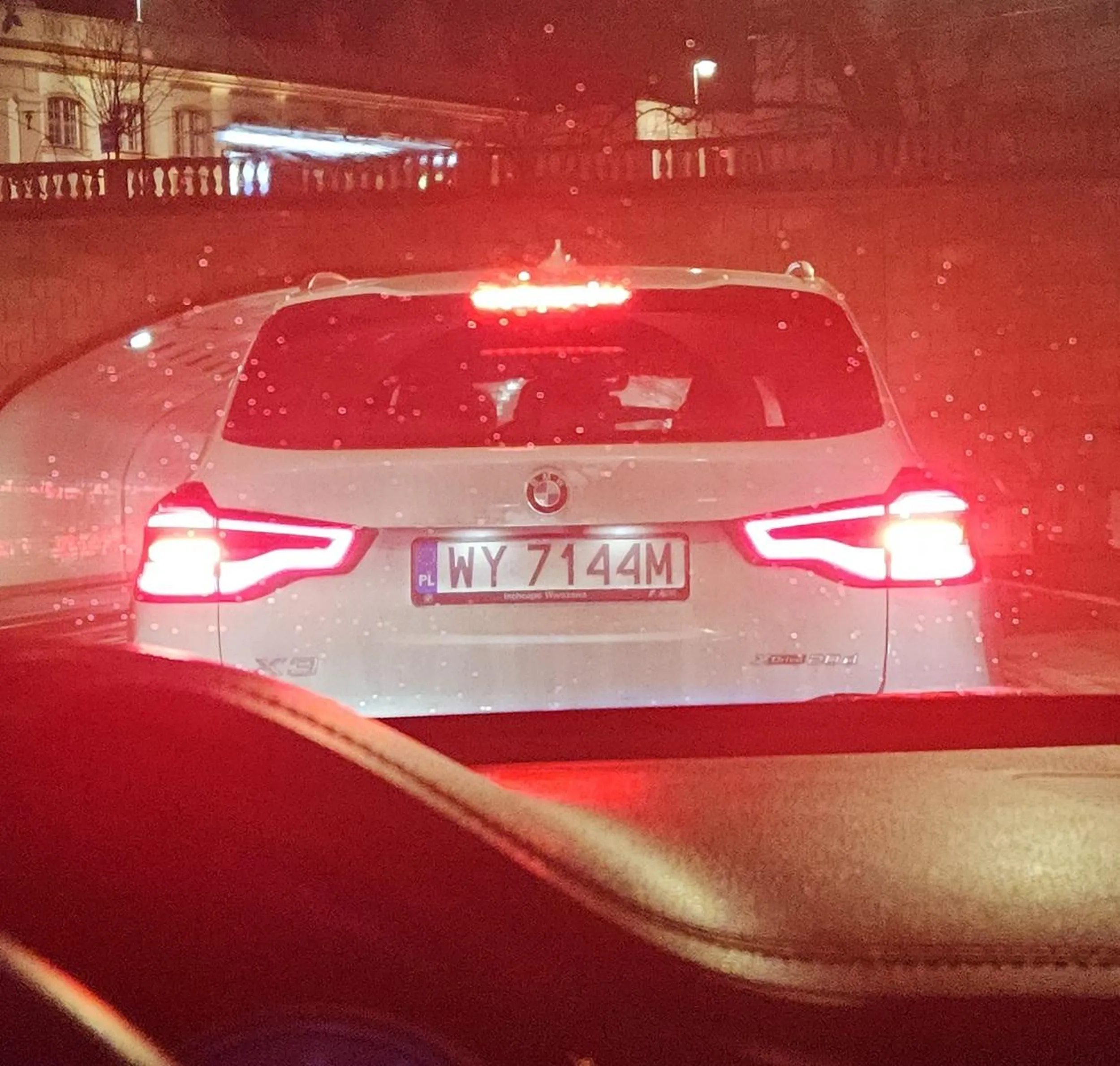 Chyba trzeba wrócić na kurs prawa jazdy i douczyc się jazdy na suwak. Ale nie wpuścisz jak należy bo wydaje Ci się że masz pierwszeństwo damo z bmw. /// Warszawa, trasa WZ