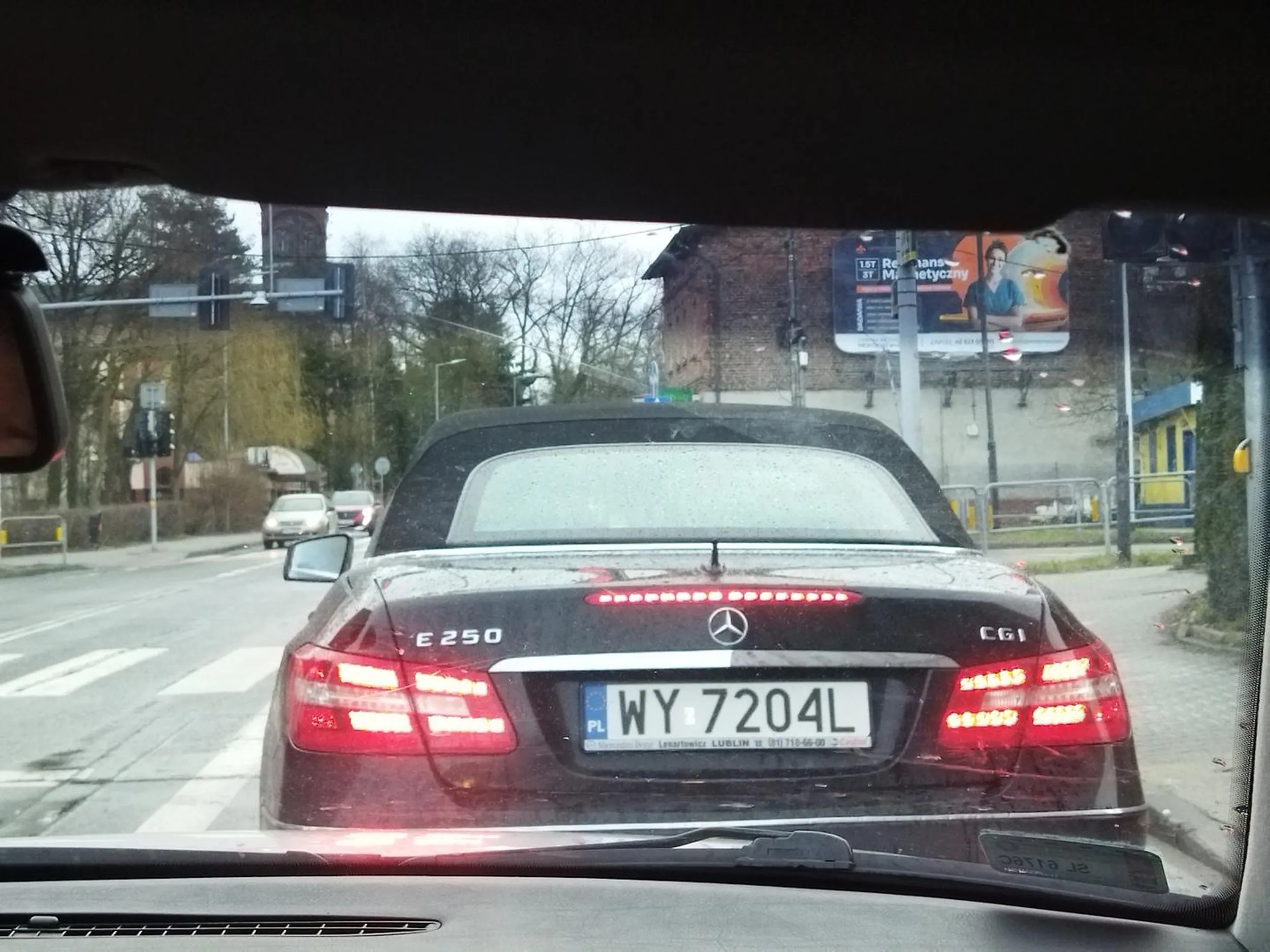 Na progach hamuje do zera, zatrzymuje się na zielonym, nie da się wyprzedzić