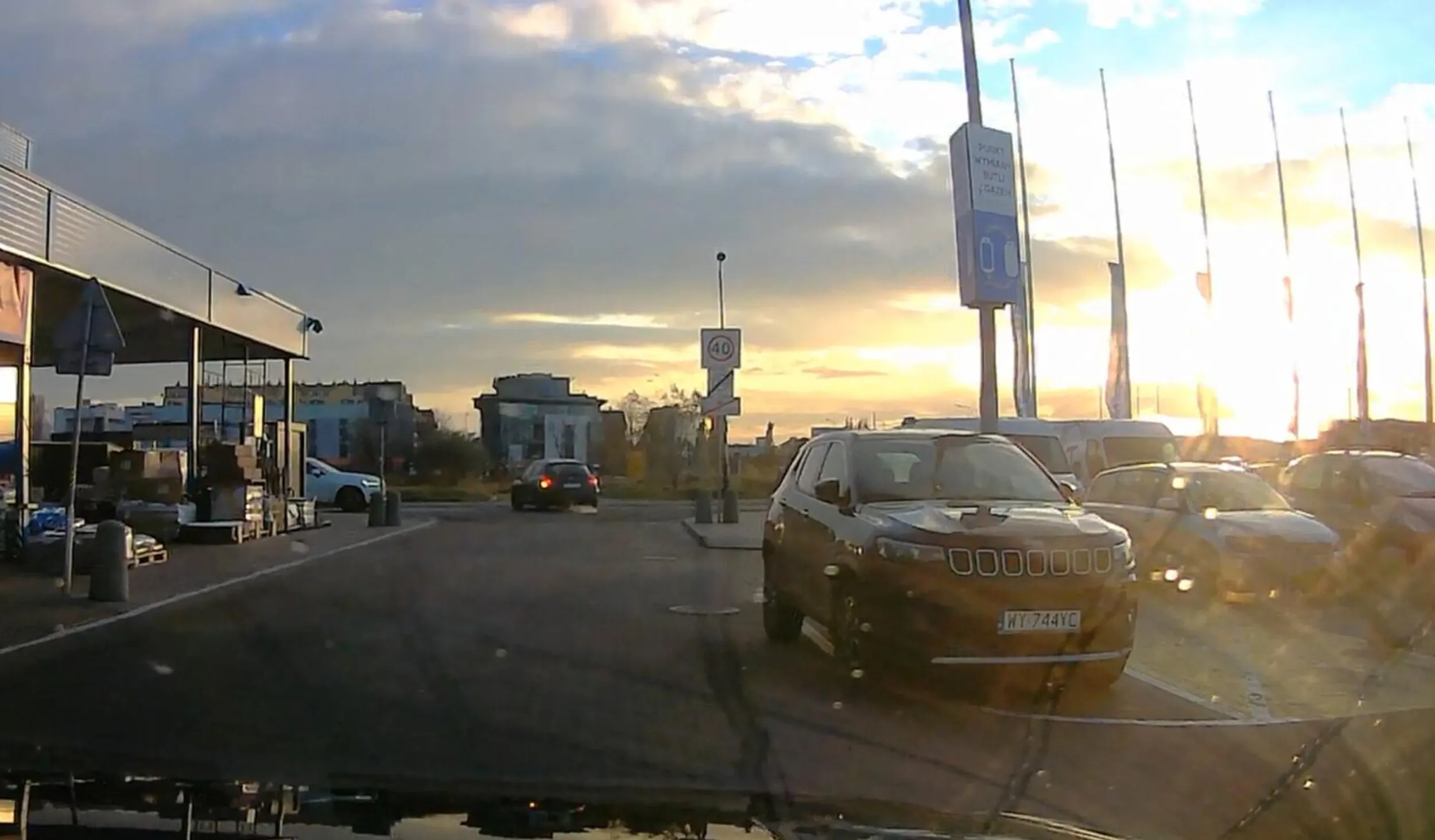 gamoń ma pustą połowę parkingu pod Castoramą, ale dupy się nie chce ruszyć i parkuje przy samym wejściu, na obszarze wyłączonym z ruchu