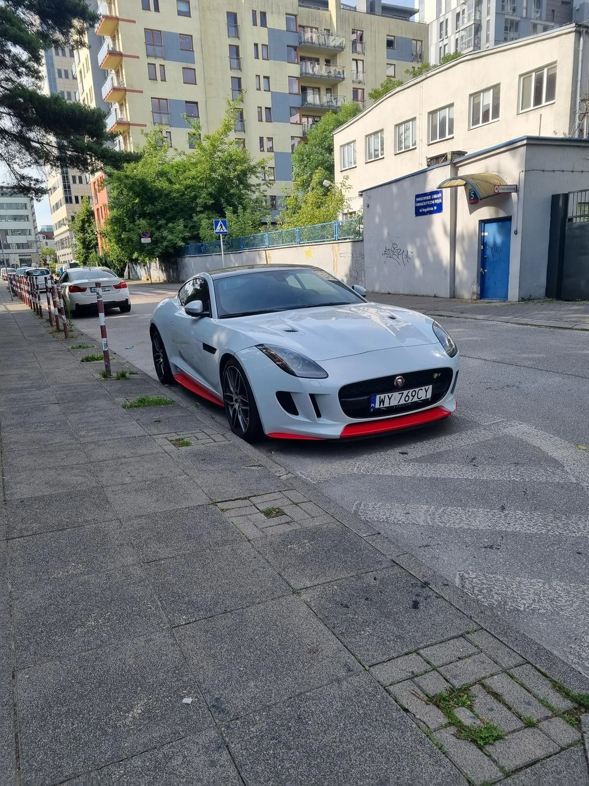 Super fura miły kierowca parkuję jak sigma A nie jak jakiś cymbal. Pozdro z fartem