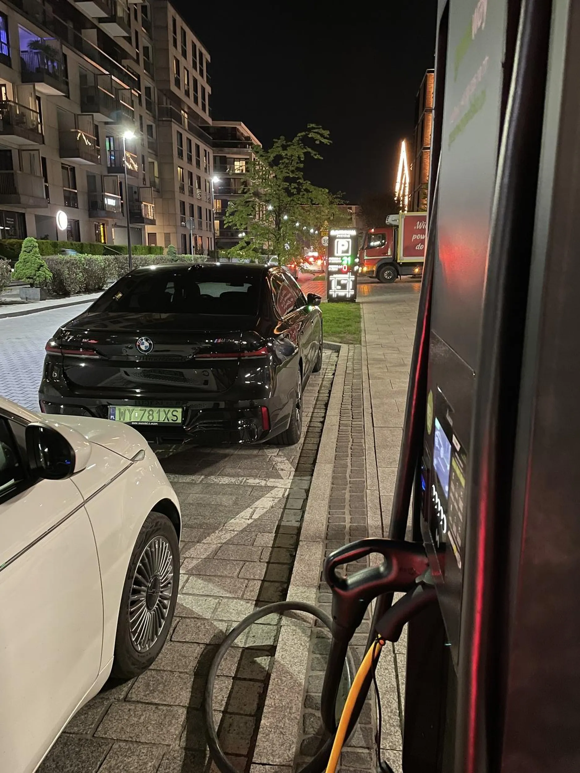 Blokuje ładowarkę. Marka samochodu jak zwykle przypadkowa...