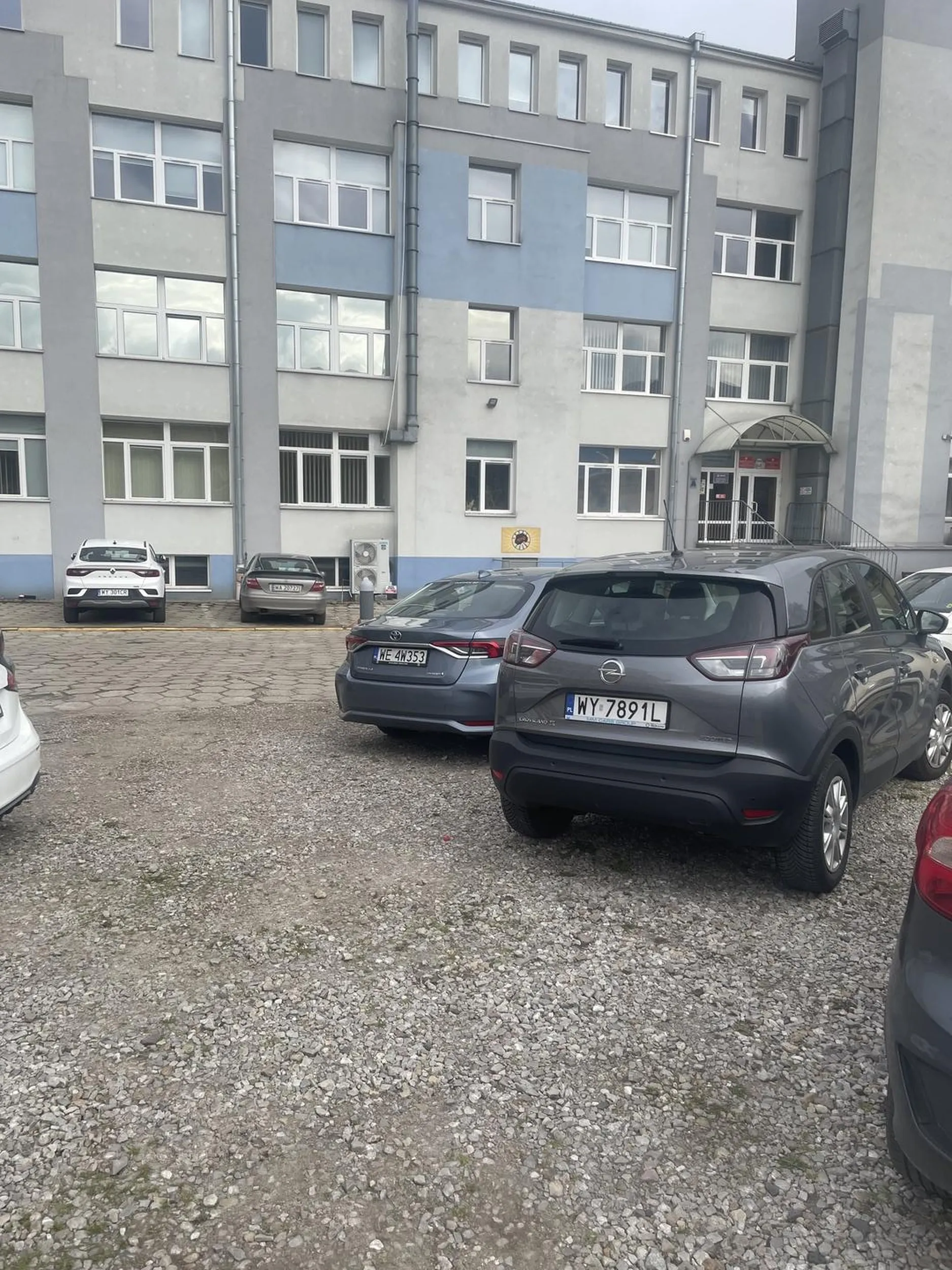 Skrajnie nieodpowiedzialny parkujący praktycznie nie mogliśmy wyjechać z miejsca bo nas zastawił. Zabrać prawo jazdy to mało. Sprawa zgłoszona