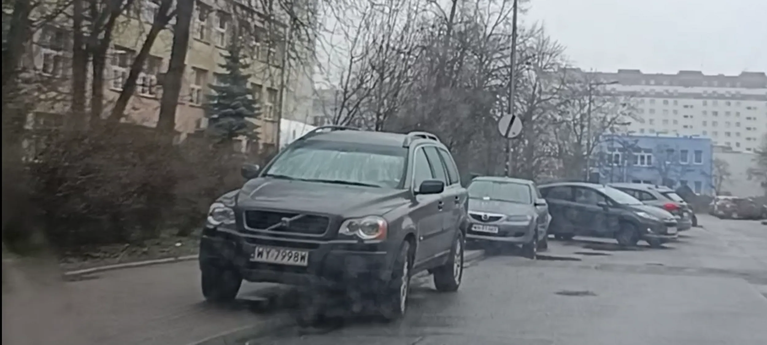 Patologia parkingowa stoi na chodniku i na zakazie zatrzymywania się i postoju