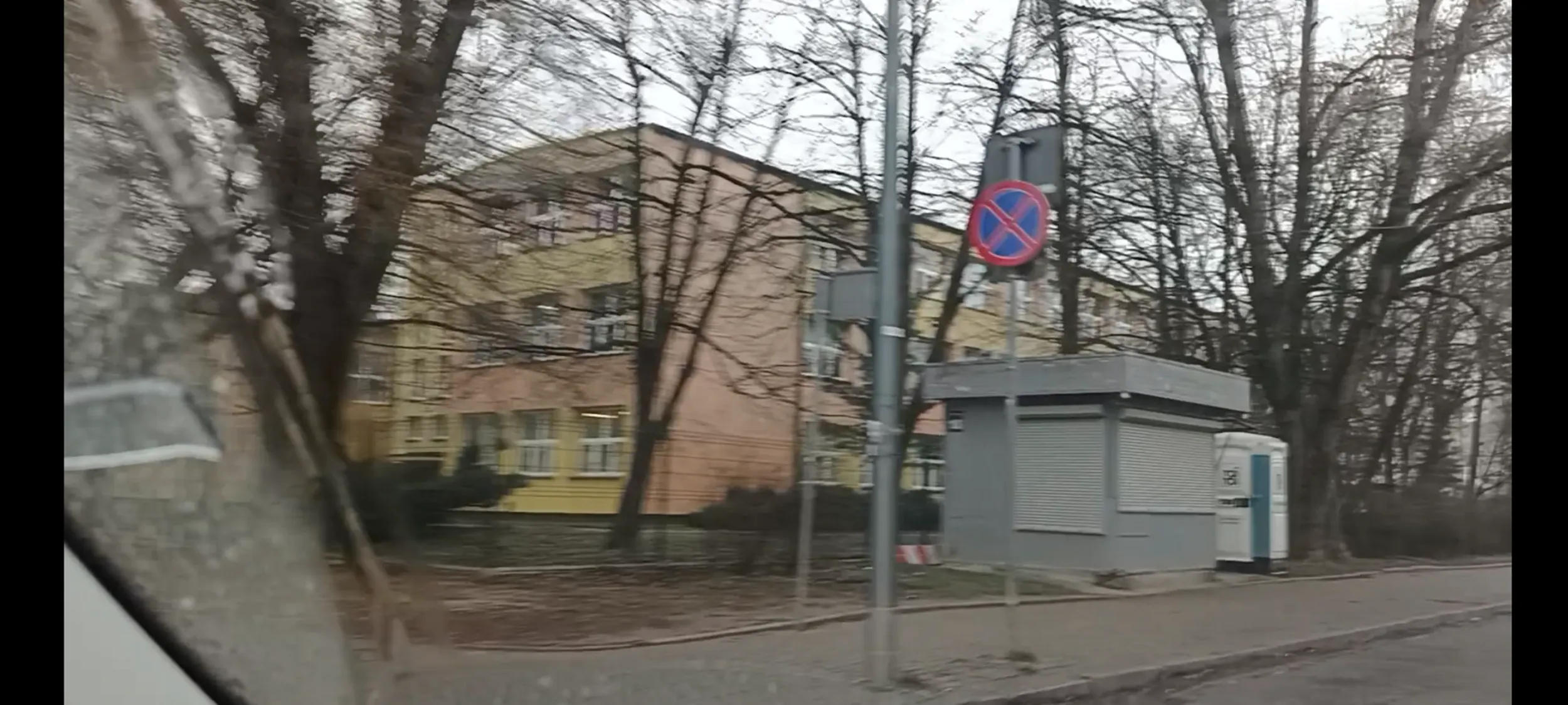 Patologia parkingowa stoi na chodniku i na zakazie zatrzymywania się i postoju