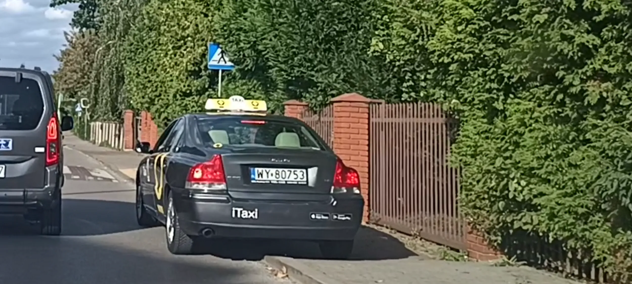 Patodziad blokuje pieszym chodnik i przejazd na ulicy z zakazem zatrzymywania się i postoju B-36