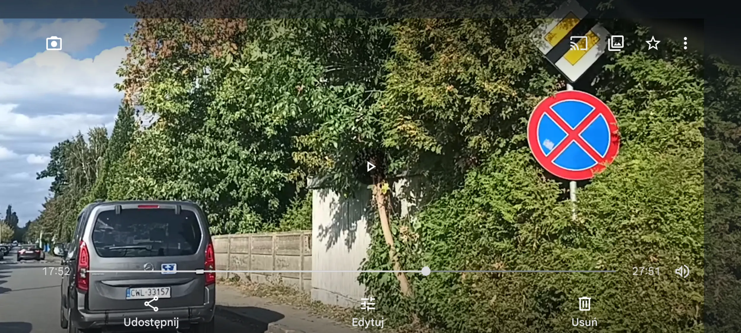 Patodziad blokuje pieszym chodnik i przejazd na ulicy z zakazem zatrzymywania się i postoju B-36