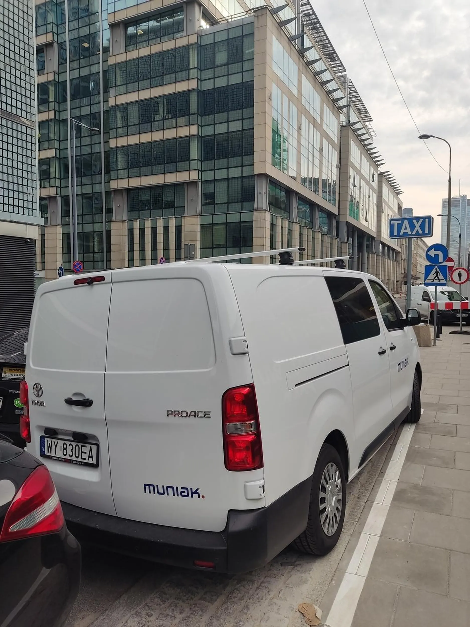 Burak parkuje na postoju Taxi szkoda zapłacić za miejsce parkingowe