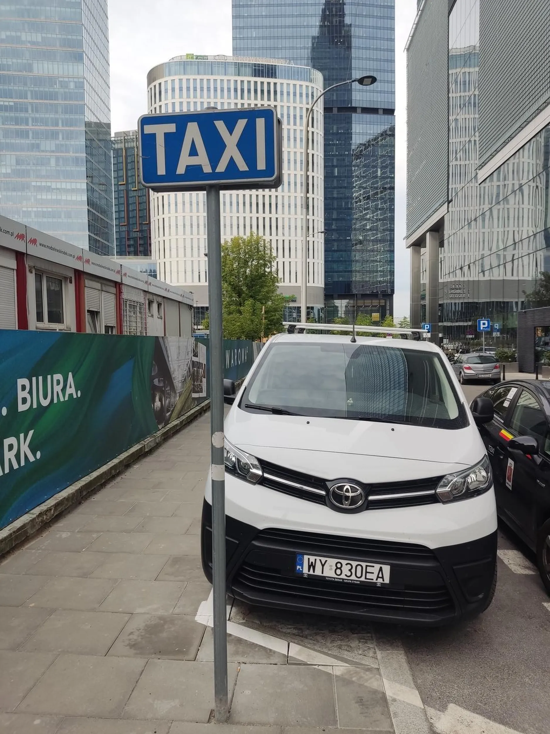 Burak parkuje na postoju Taxi szkoda zapłacić za miejsce parkingowe