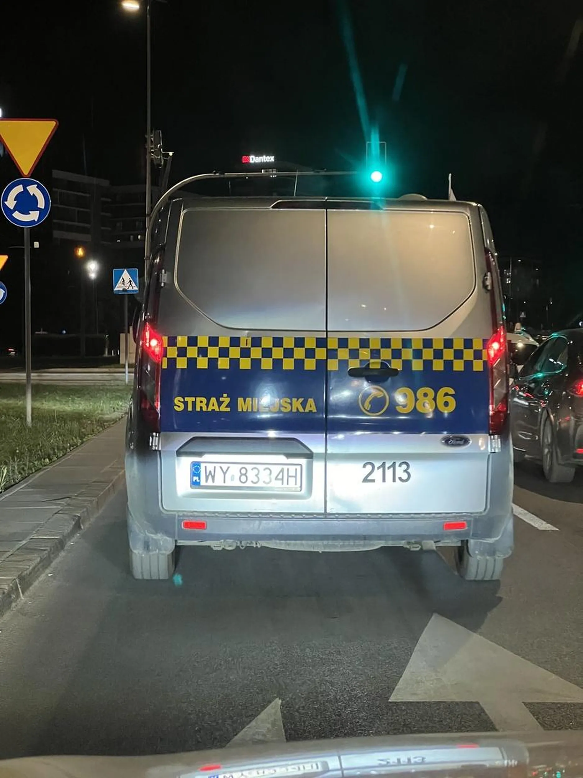 Auto straży miejskiej, niesprawne: przy każdym ich przyśpieszeniu zostawiają wielką czarną chmurę.