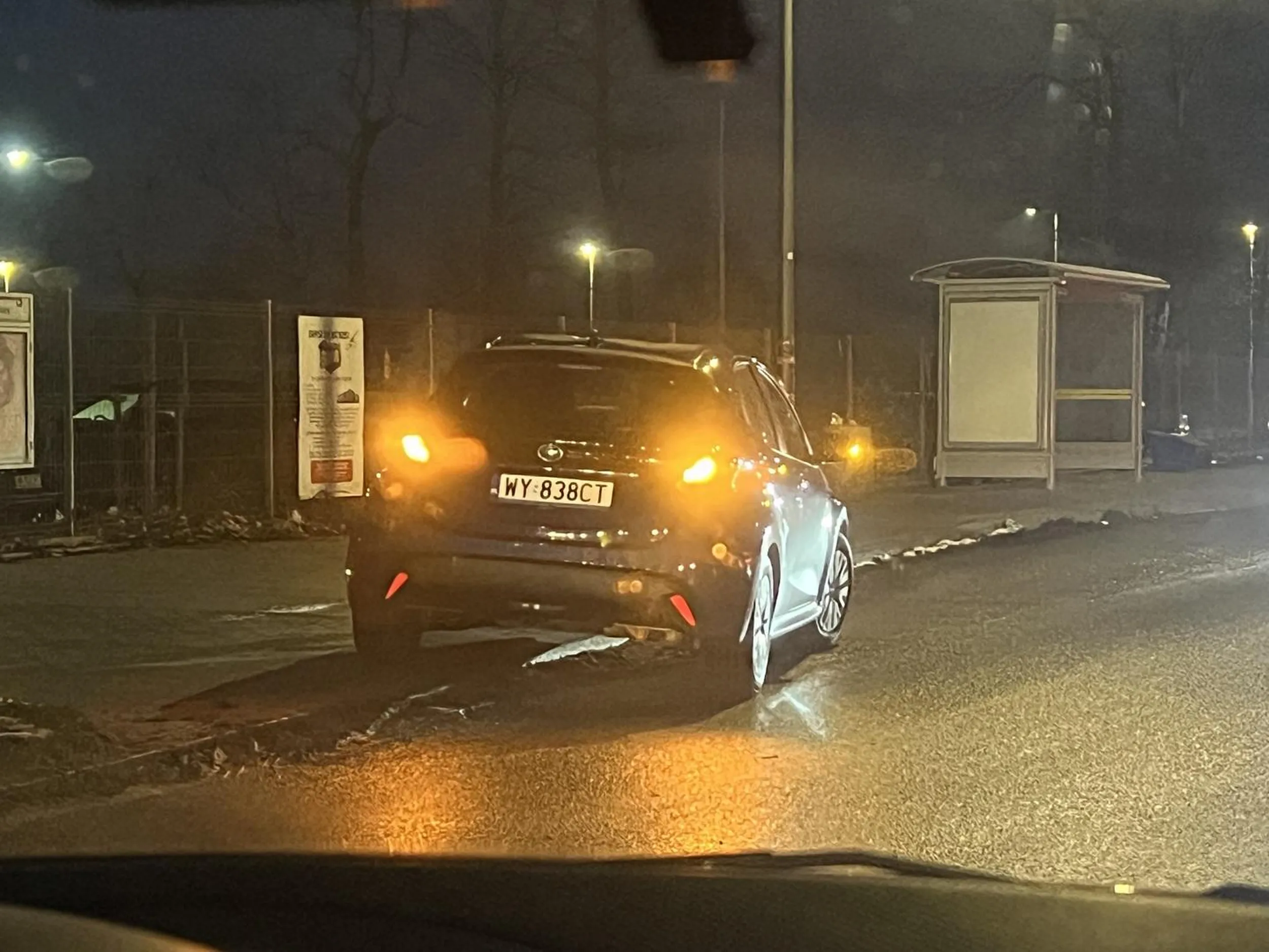 Mistrz parkowania na „światłach mocy” na ul Mariana Hemara w Warszawie (21.11.2024 - 16:20) Stanął na awaryjnych i sobie poszedł, dodatkowo zastawiając wjazd i część ulicy blokując ruch. Po prostu „mistrz”.