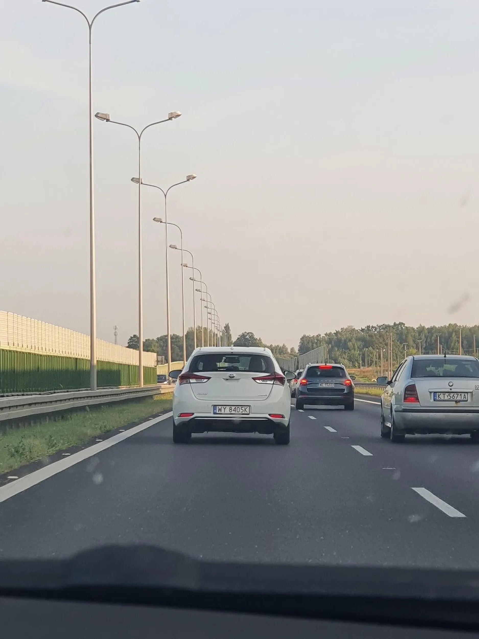 Brawurowy kierowca na autostradzie E77 wjeżdża przed maskę hamuje osoby.