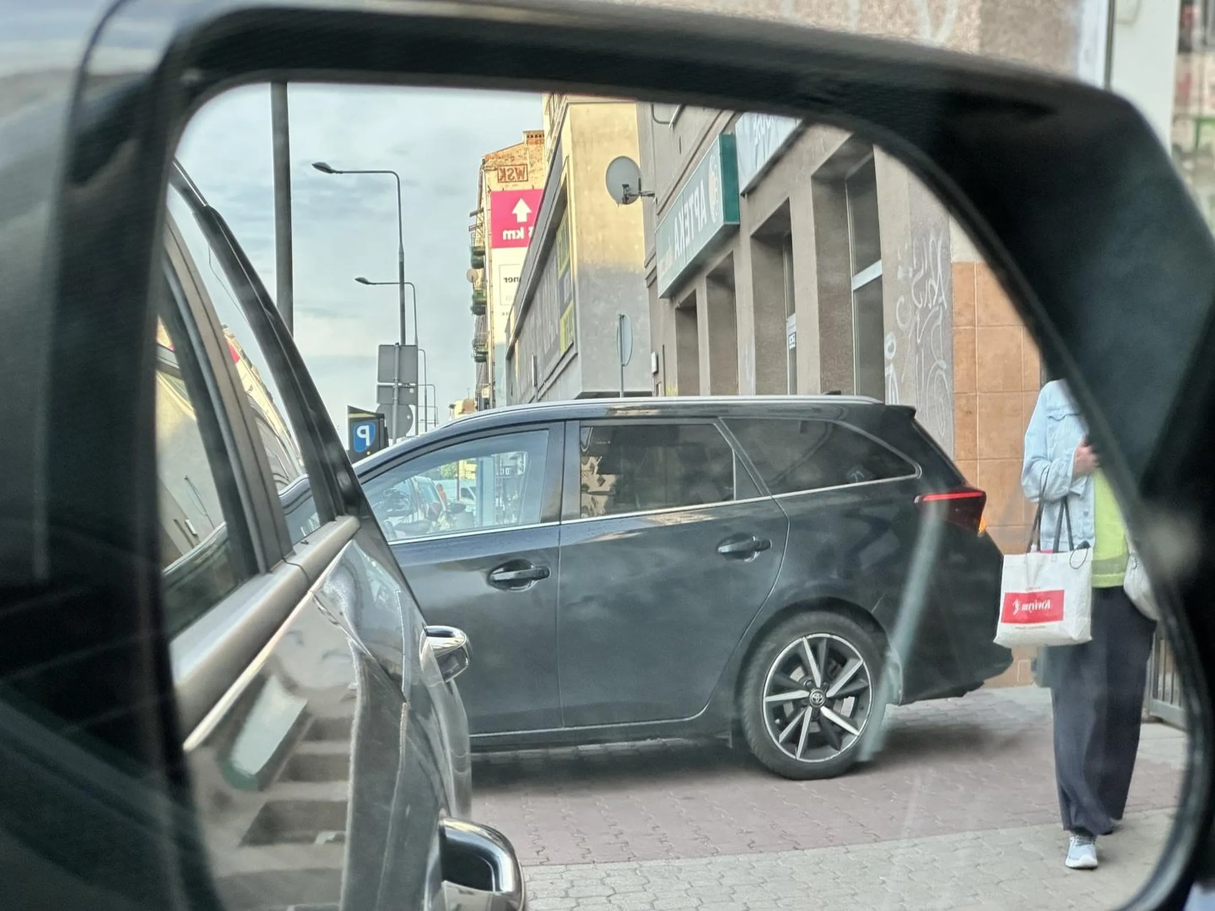 Parkuje w poprzek na chodniku tak że się nie da przejść