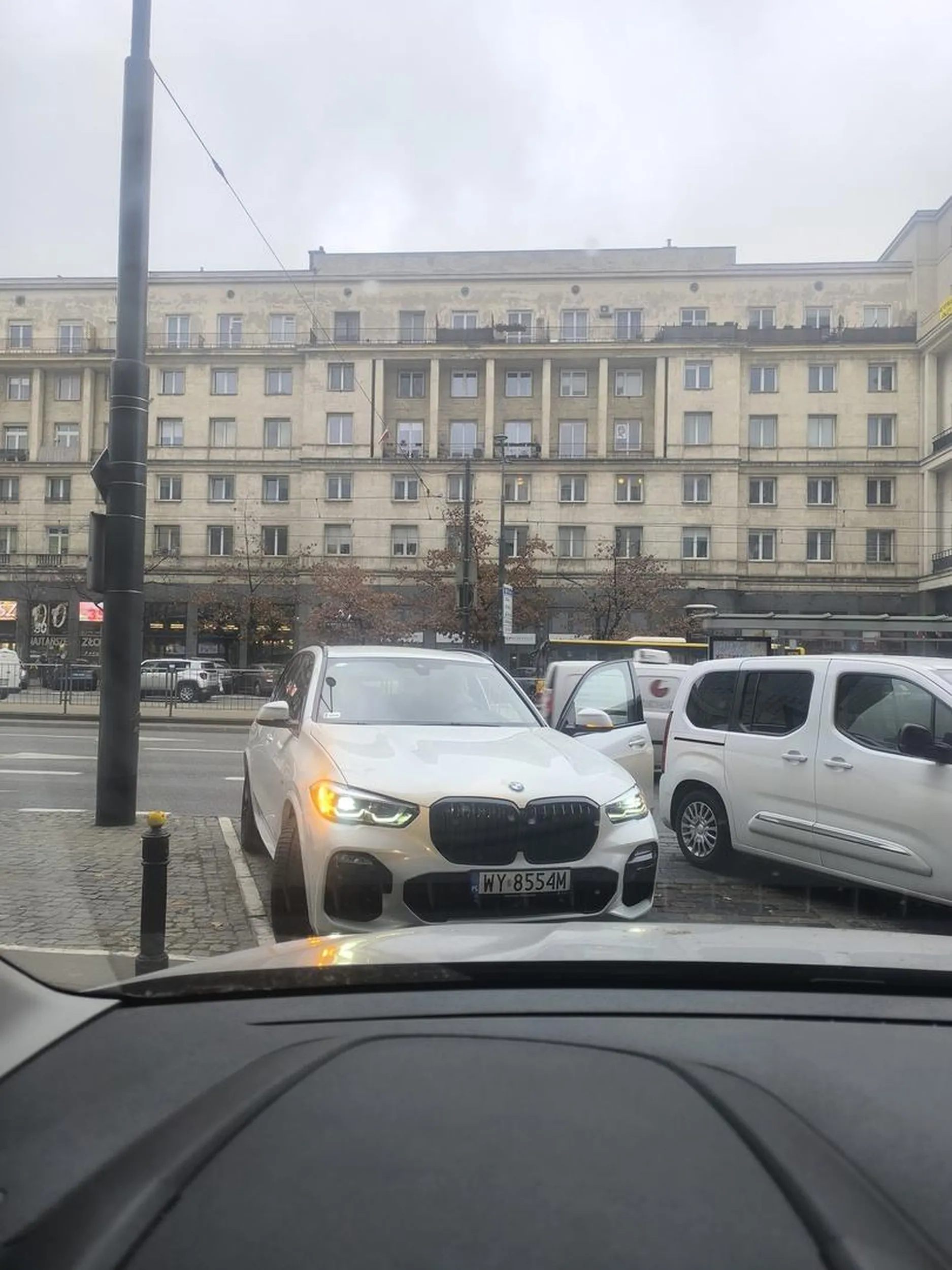 Zastawia bramę, znika na kilkanaście minut po przybyciu żadnego przepraszam tylko wymachiwanie rekami i obrażanie osób które próbują wyjechać ze swojej posesji.