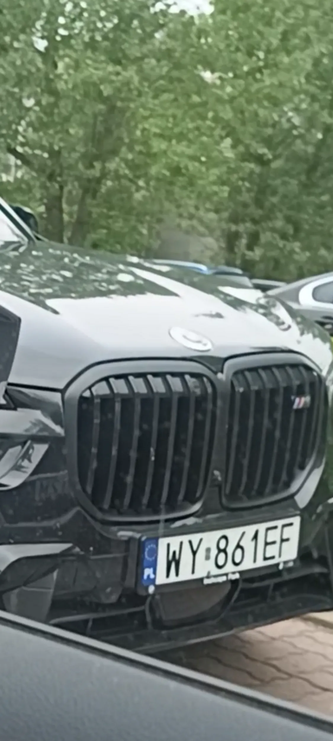 Durak stoi złomem na chodniku i na ulicy gdzie jest zakaz zatrzymywania się i postoju