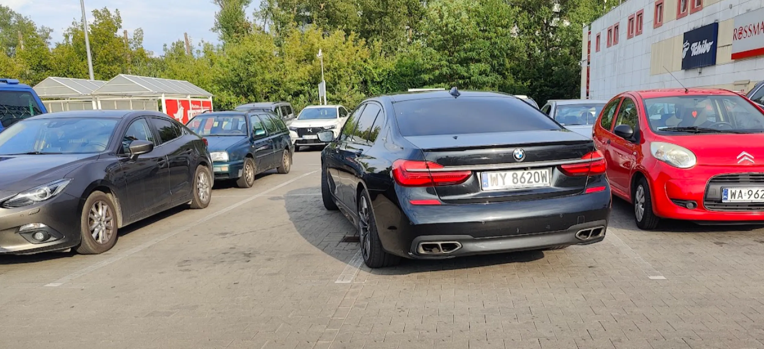 Kierowca ma problem z trzymaniem się linii, kilka kolorowanek by mu się przydało. Ewentualnie odebranie prawka, chociaż może się okazać takim idiotą że to też będzie za mało