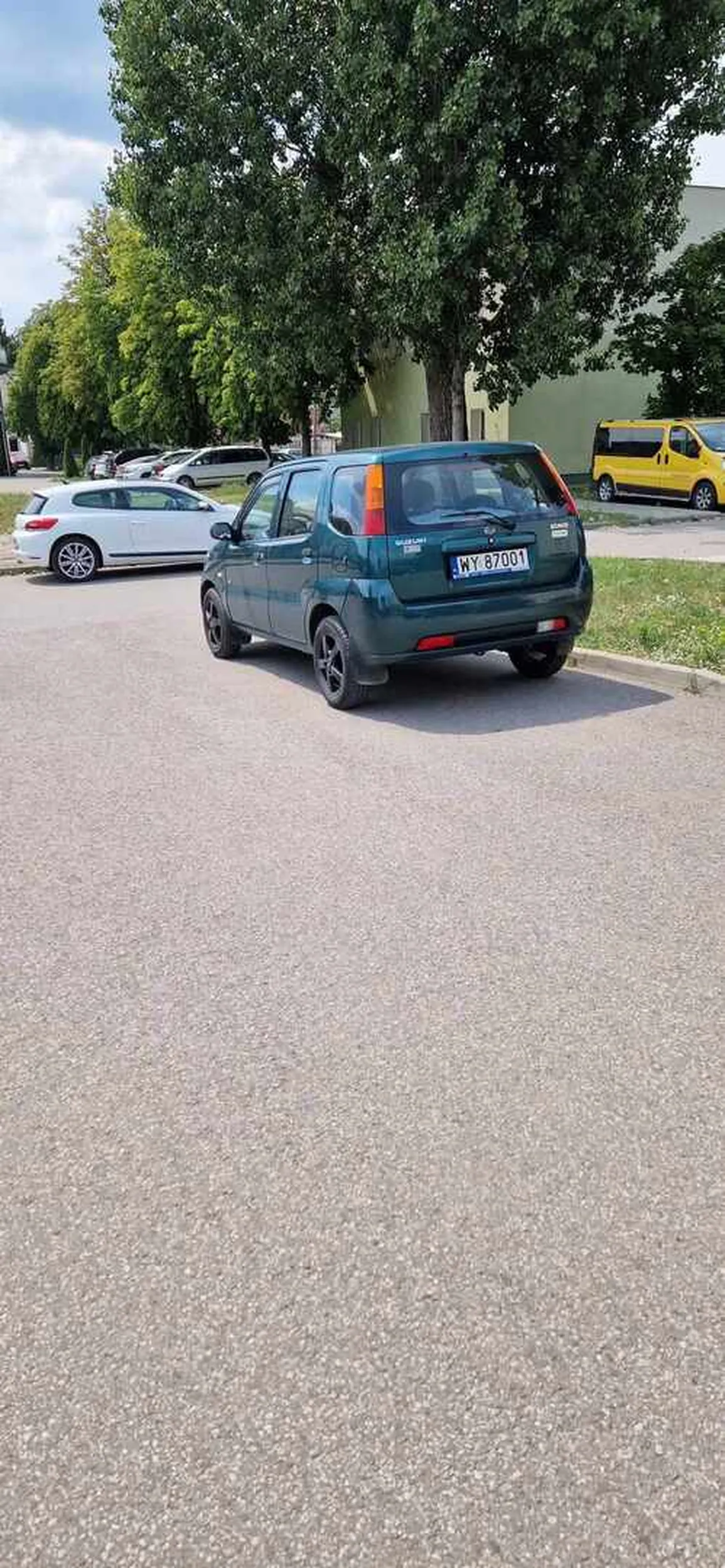 Rozumiem że kierowca przyjeżdża do przychodni ale zostawianie samochodu na wyjeździe z parkingu przychodni to zwykła ignorancja.  Ten sam samochód stoi tak od poniedziałku do piątku prawie każdego dnia. Nigdy nie widziałem by wszystkie miejsca były zajęte ale pewnie dla kierowcy jest za daleko by kawałek się przejść. Po Prawej i lewej stronie jest spory parking i to darmowy.