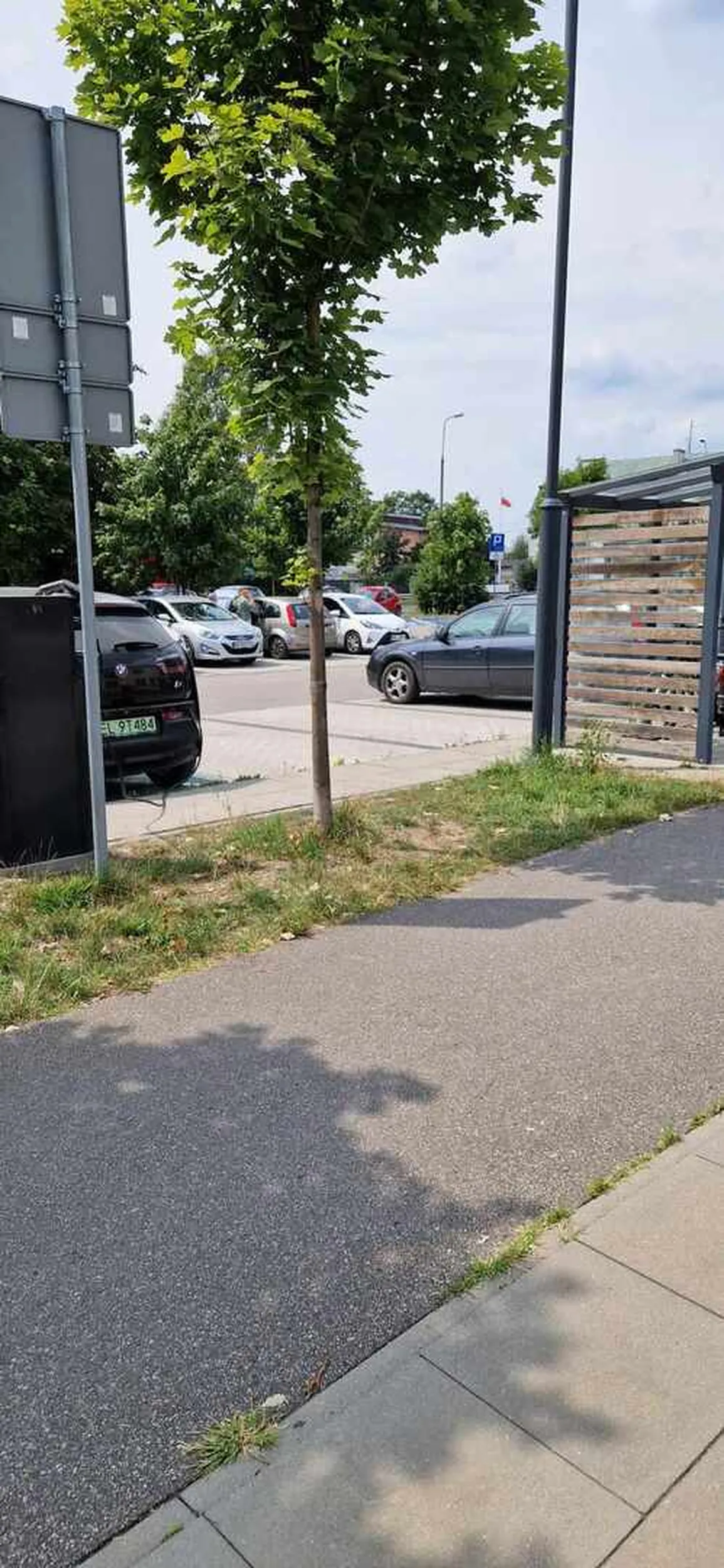 Rozumiem że kierowca przyjeżdża do przychodni ale zostawianie samochodu na wyjeździe z parkingu przychodni to zwykła ignorancja.  Ten sam samochód stoi tak od poniedziałku do piątku prawie każdego dnia. Nigdy nie widziałem by wszystkie miejsca były zajęte ale pewnie dla kierowcy jest za daleko by kawałek się przejść. Po Prawej i lewej stronie jest spory parking i to darmowy.
