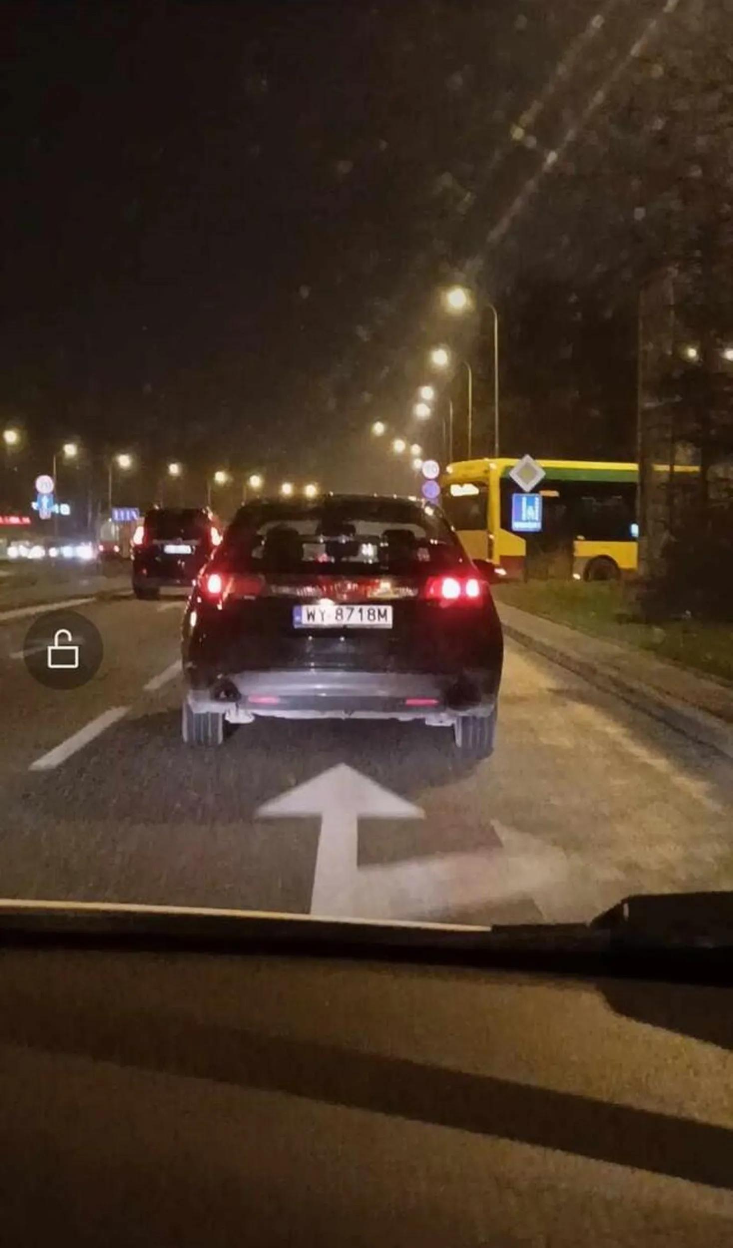 Kierowca ewidentnie szuka odszkodowania za spowodowanie kolizji. Jechał przede mną ok 70km/h sygnalizuje zmianę pasa delikatnie skręcając po czym gwałtownie hamuje szukając "wjazdu w 4 litery" Na szczęście jestem czujny. Uważajcie na niego.