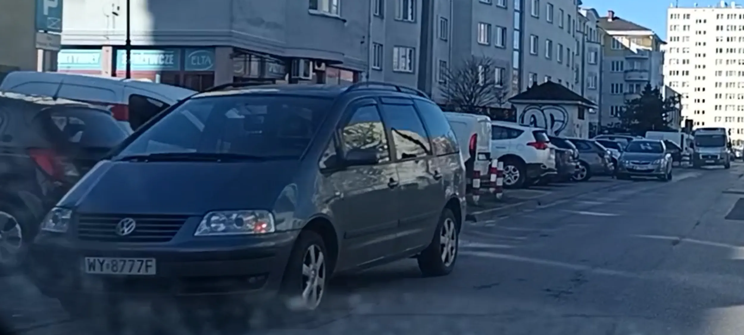 Patologia parkingowa zostawiła uszkodzony samochód na ulicy i utrudnia przejazd innym kierowcom i wyjazd z wyznaczonych miejsc parkingowych przy ulicy