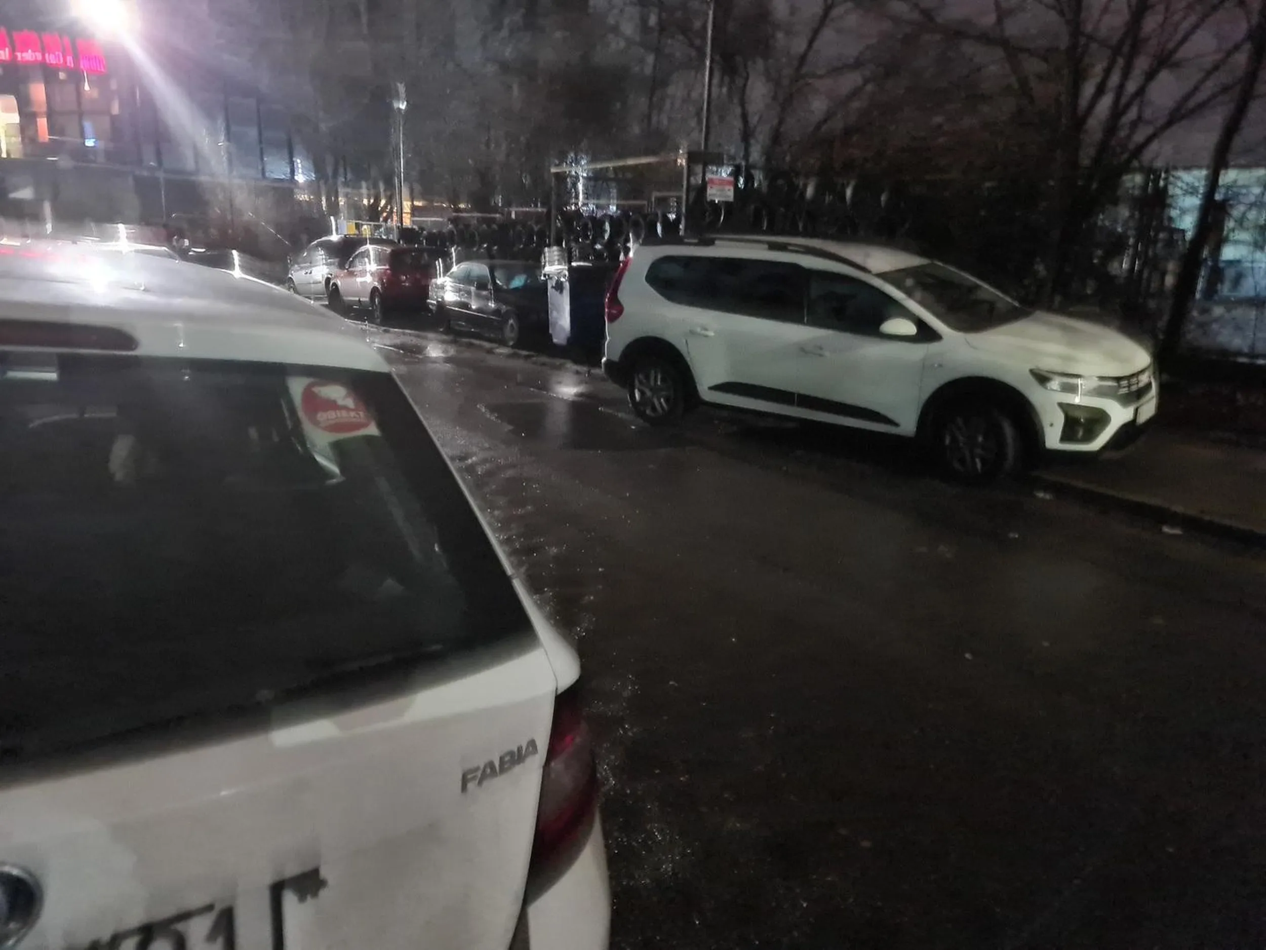 Kierowca źle parkuje i blokuje bramę wjazdową. Egoista i ignorant