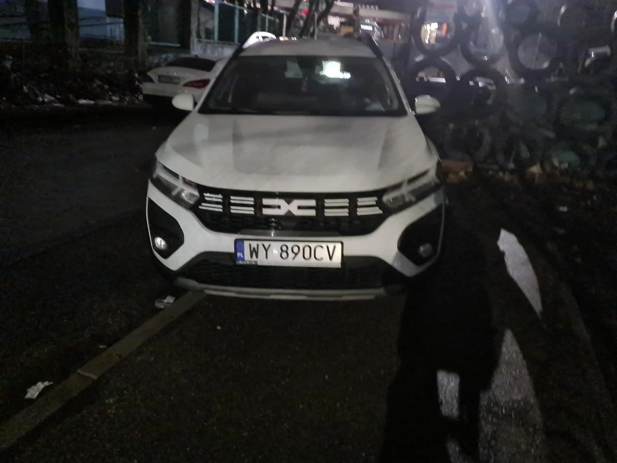 Kierowca źle parkuje i blokuje bramę wjazdową. Egoista i ignorant