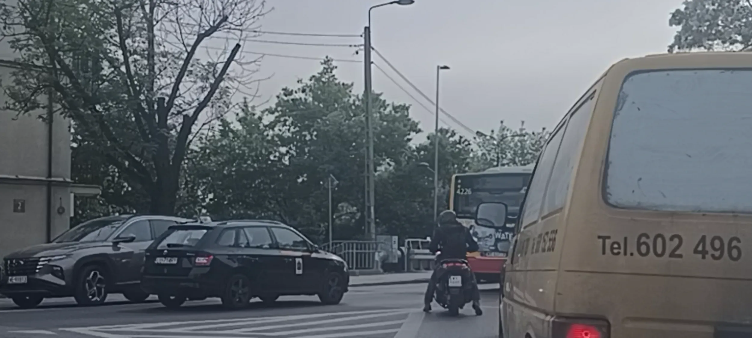 Bandyta na skuterze wyprzedził mnie na przejściu dla pieszych i później wyprzedzał inne samochody na podwójnej linii ciągłej